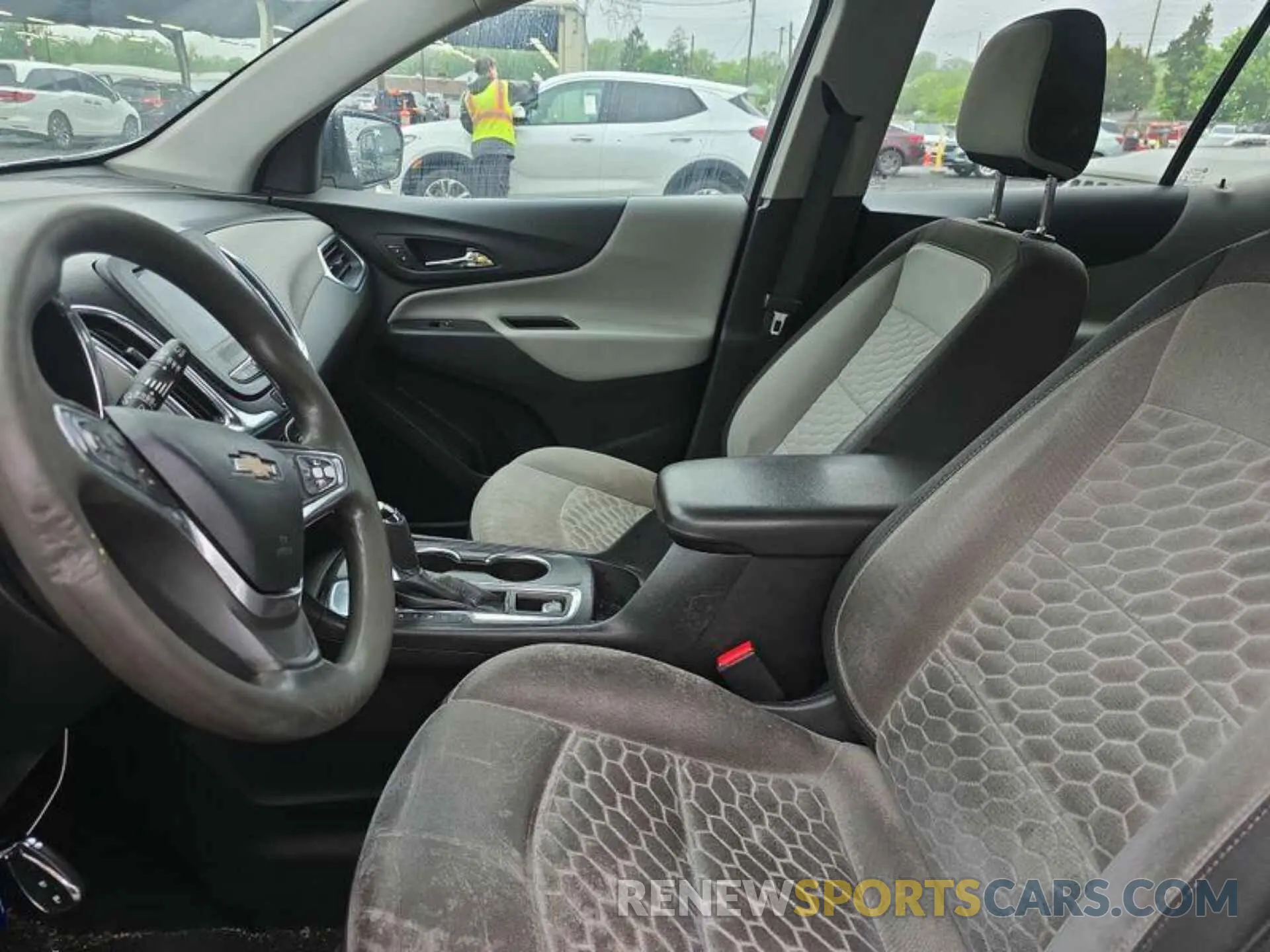 29 Photograph of a damaged car 2GNAXHEV6L6135036 CHEVROLET EQUINOX 2020