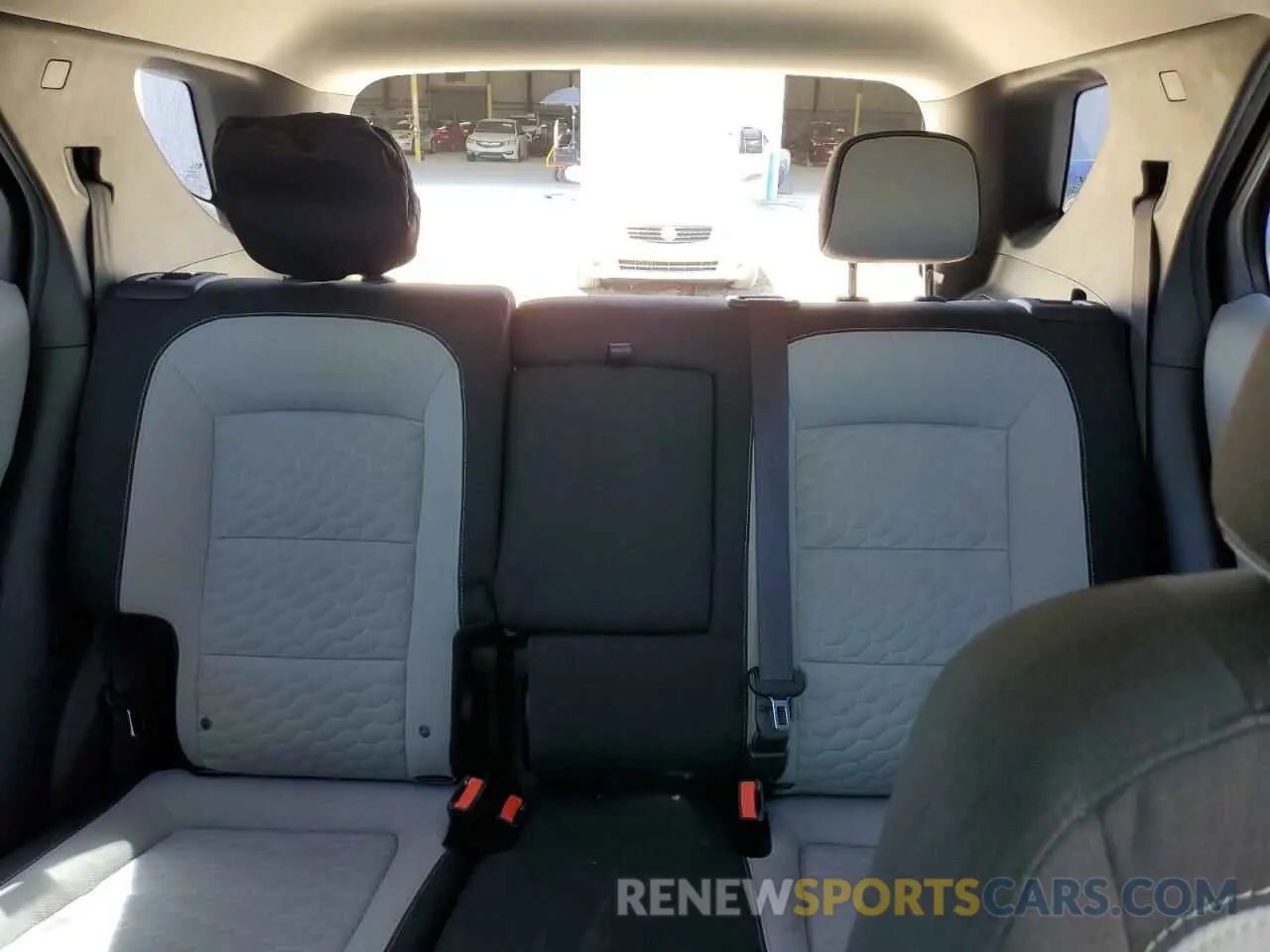 10 Photograph of a damaged car 2GNAXHEV6L6186052 CHEVROLET EQUINOX 2020