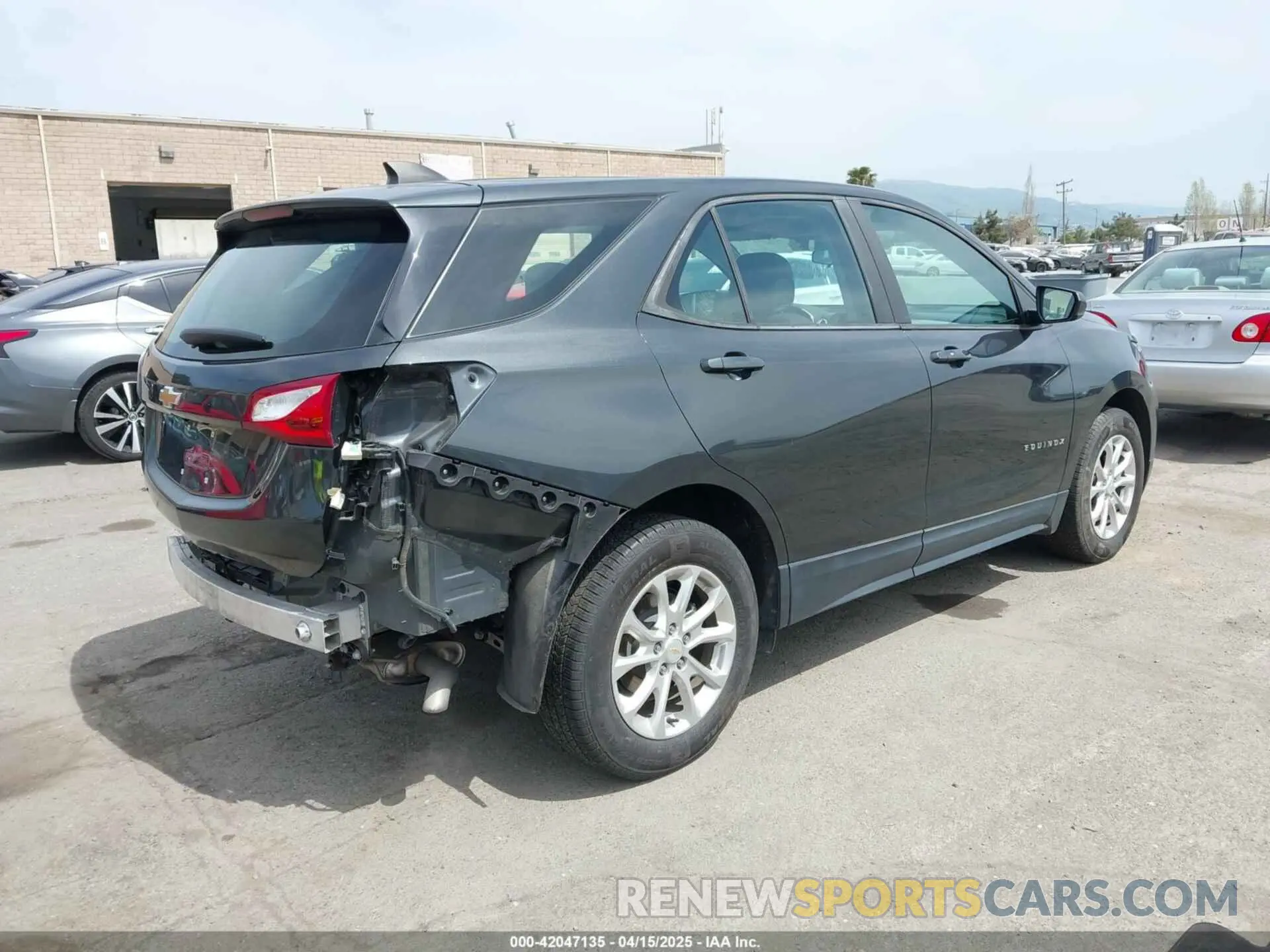 4 Photograph of a damaged car 2GNAXHEV6L6273594 CHEVROLET EQUINOX 2020