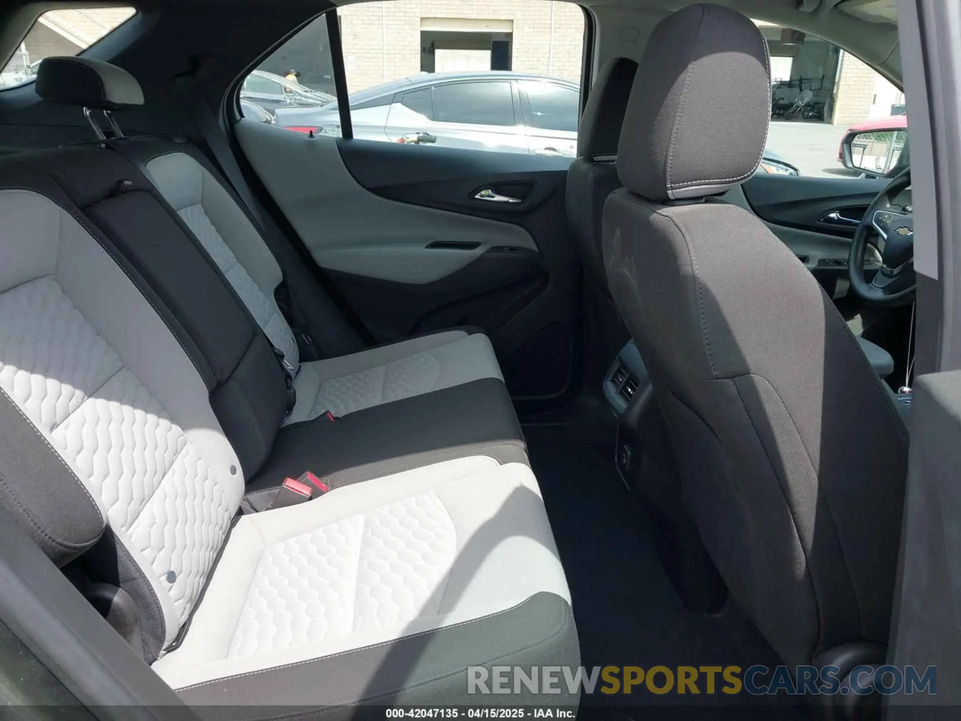 8 Photograph of a damaged car 2GNAXHEV6L6273594 CHEVROLET EQUINOX 2020