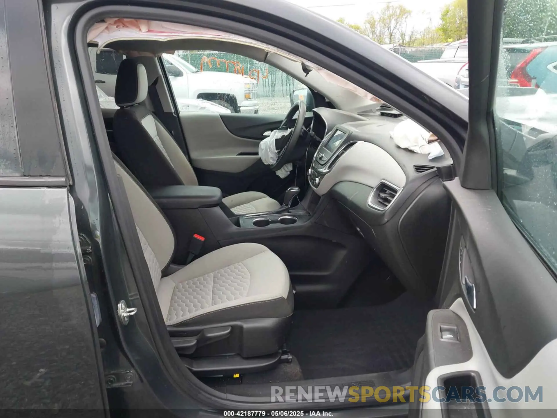 5 Photograph of a damaged car 2GNAXHEV6L6277807 CHEVROLET EQUINOX 2020