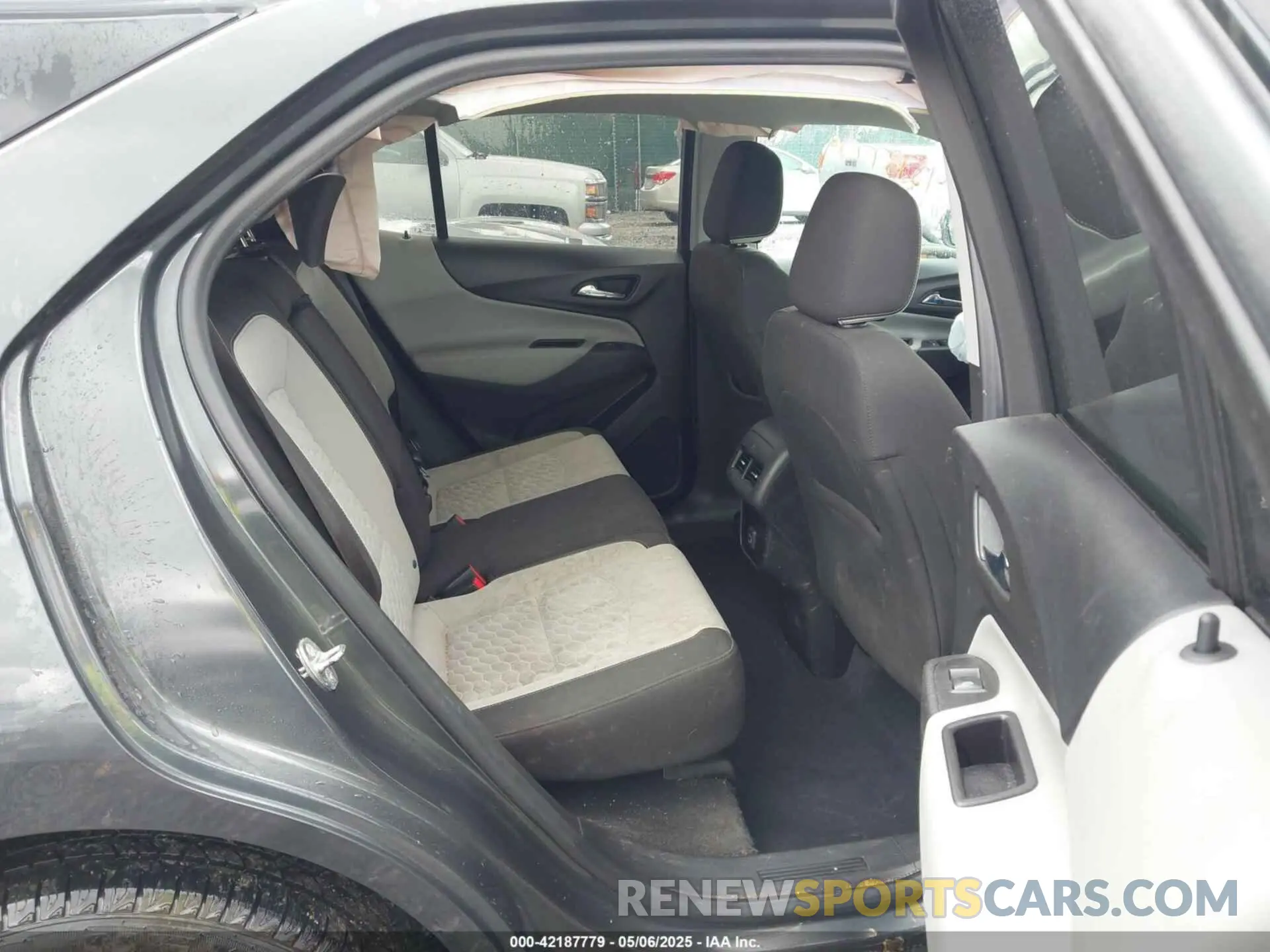 8 Photograph of a damaged car 2GNAXHEV6L6277807 CHEVROLET EQUINOX 2020