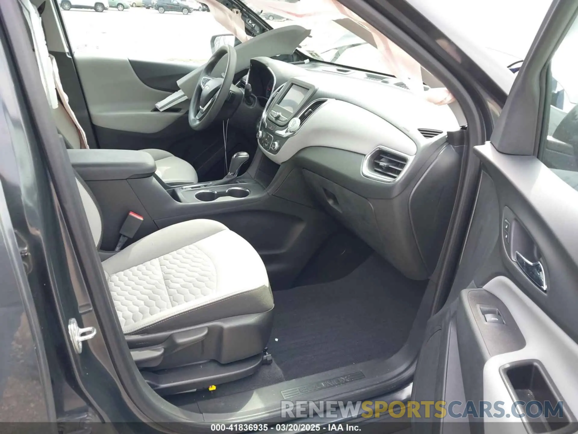 5 Photograph of a damaged car 2GNAXHEV6L6279184 CHEVROLET EQUINOX 2020