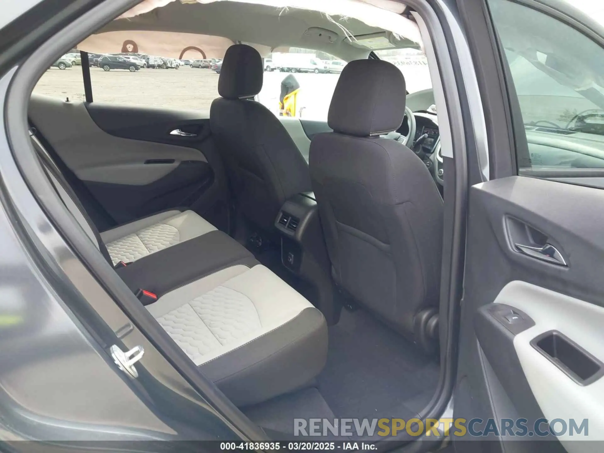 8 Photograph of a damaged car 2GNAXHEV6L6279184 CHEVROLET EQUINOX 2020