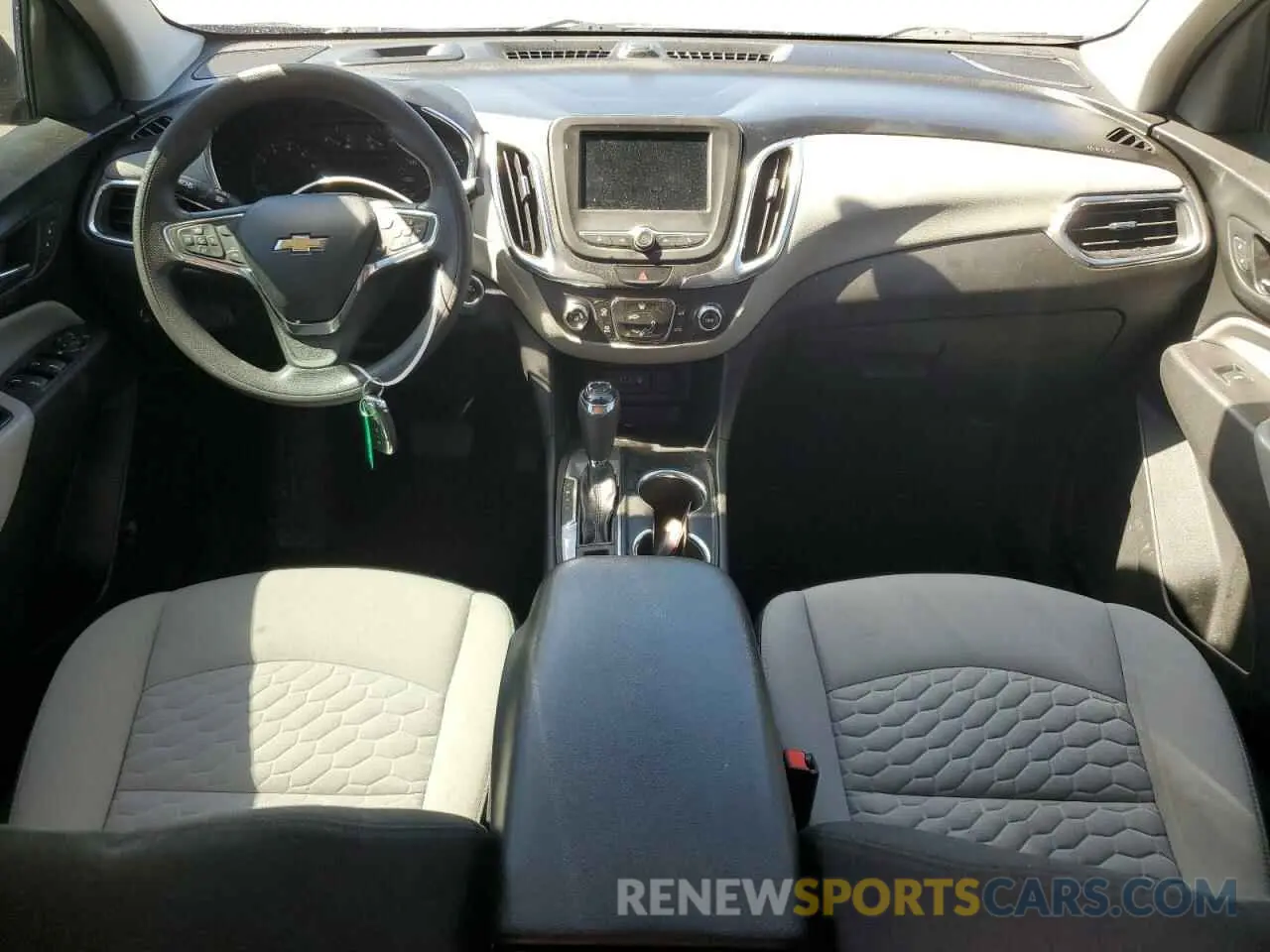 8 Photograph of a damaged car 2GNAXHEV6L6279847 CHEVROLET EQUINOX 2020