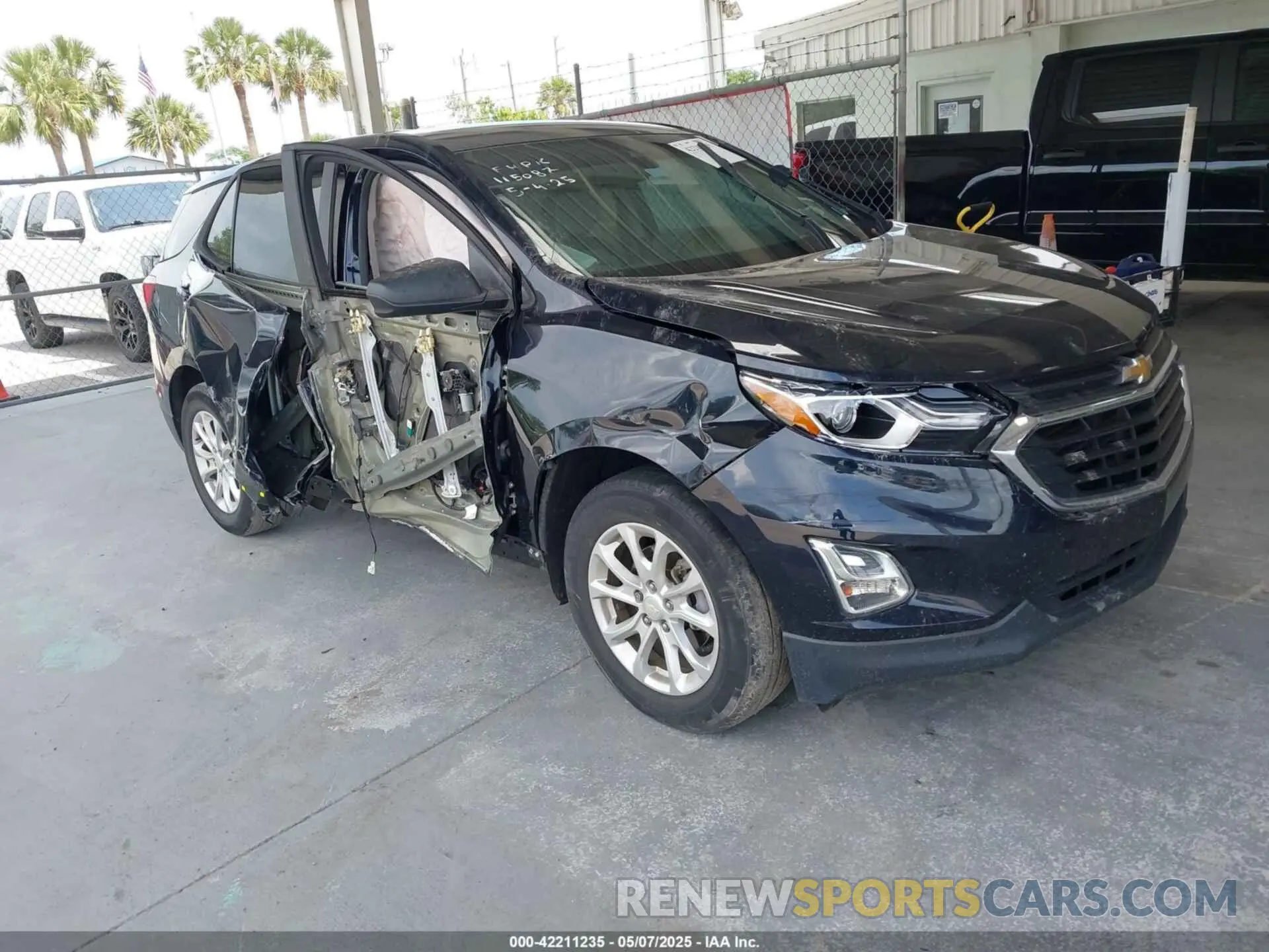 1 Photograph of a damaged car 2GNAXHEV8L6205586 CHEVROLET EQUINOX 2020