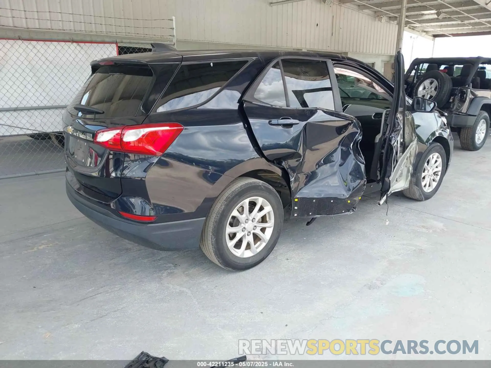 4 Photograph of a damaged car 2GNAXHEV8L6205586 CHEVROLET EQUINOX 2020