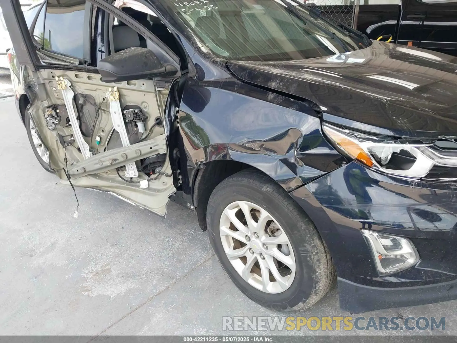 6 Photograph of a damaged car 2GNAXHEV8L6205586 CHEVROLET EQUINOX 2020