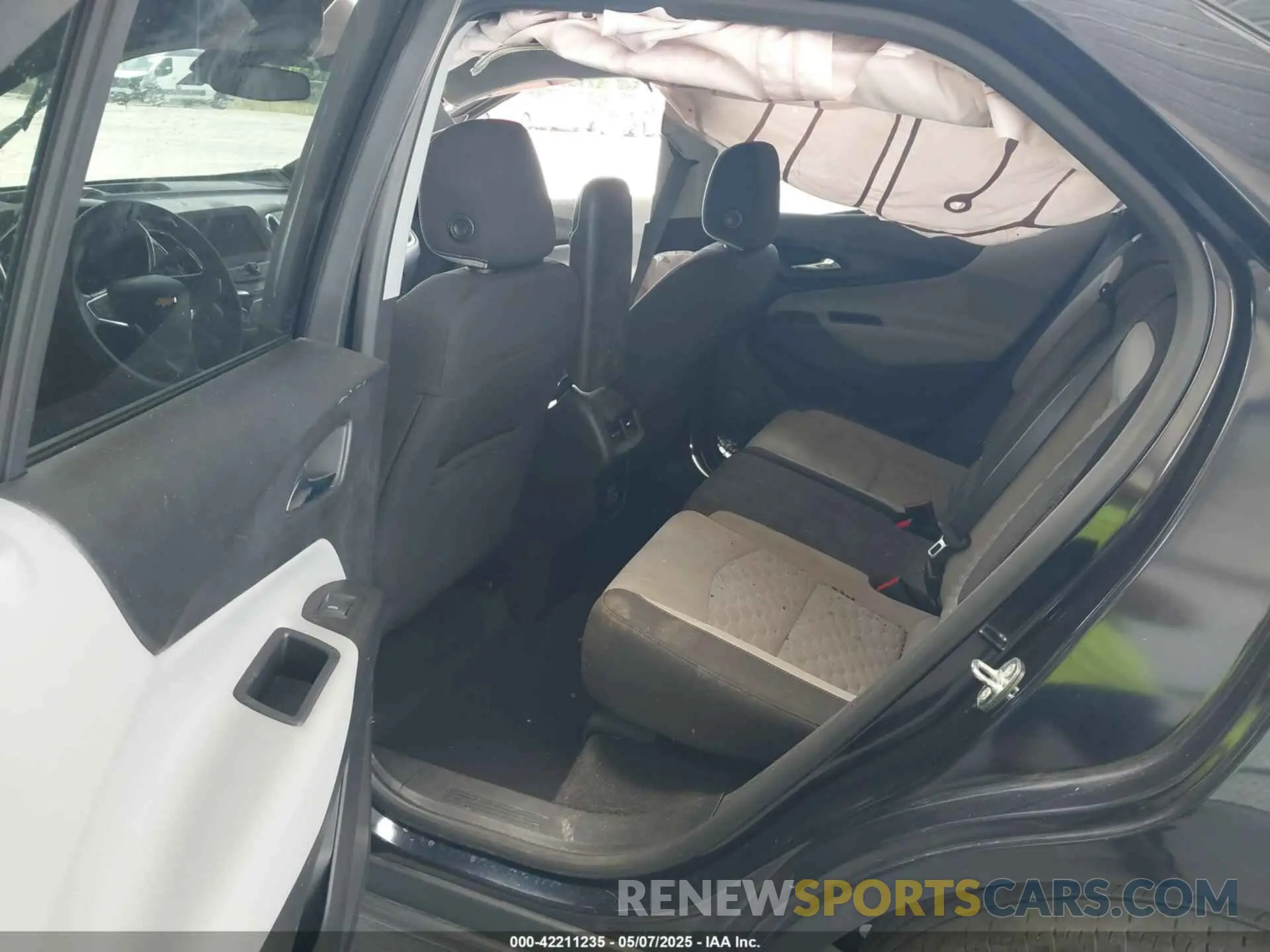 8 Photograph of a damaged car 2GNAXHEV8L6205586 CHEVROLET EQUINOX 2020