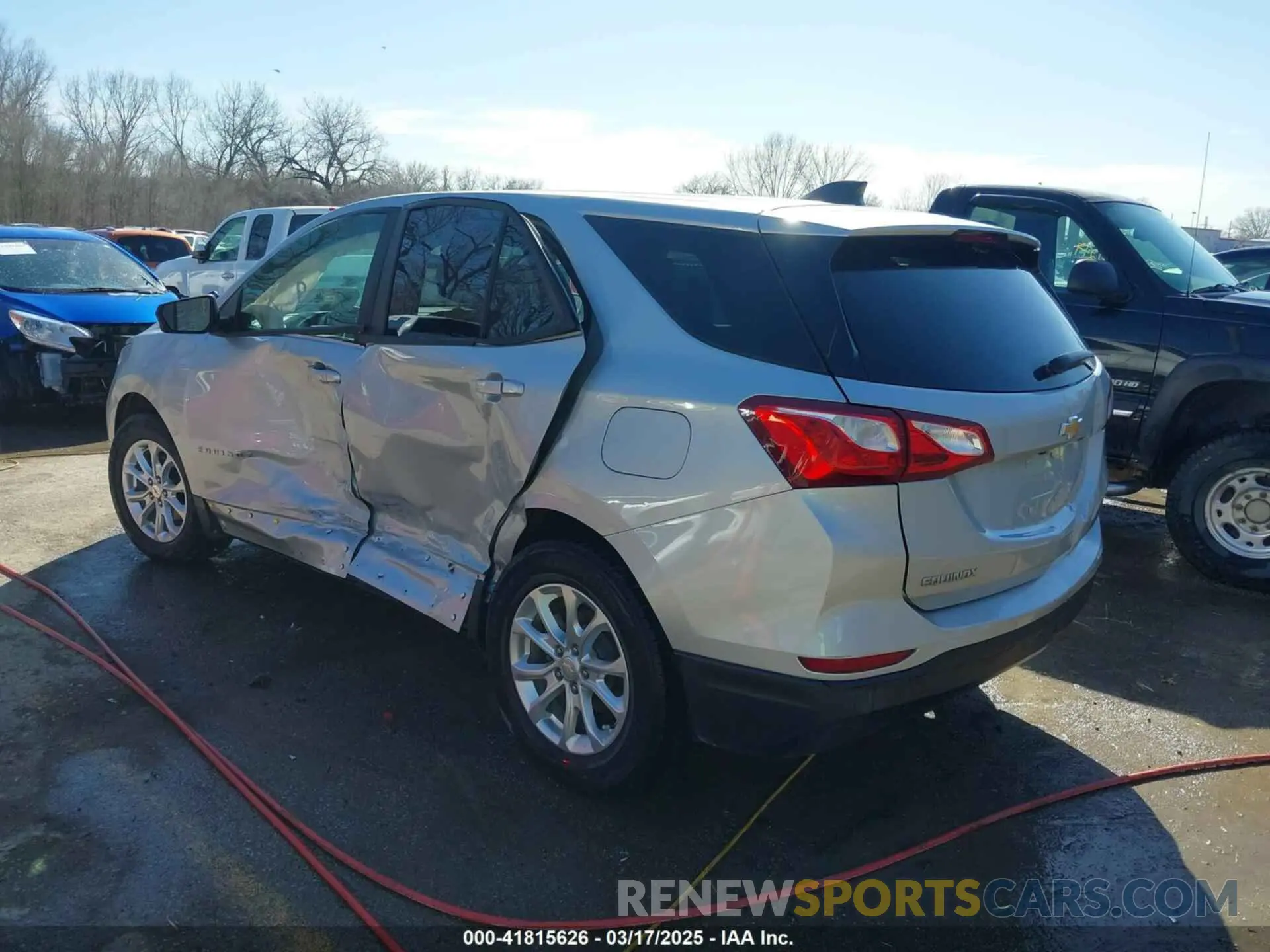3 Photograph of a damaged car 2GNAXHEV8L6234585 CHEVROLET EQUINOX 2020