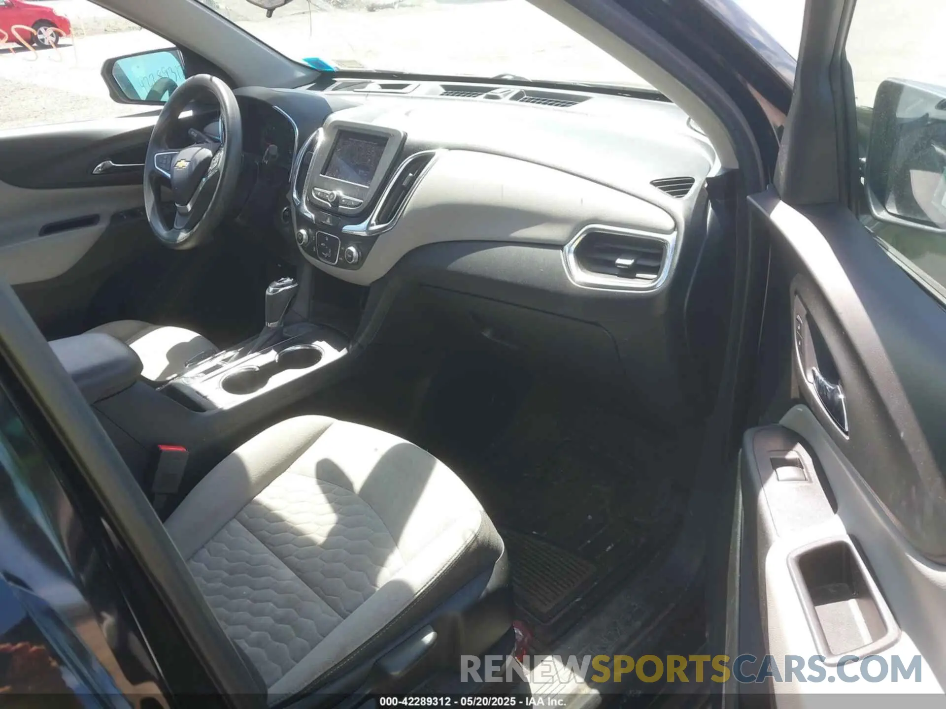 5 Photograph of a damaged car 2GNAXHEV9L6131692 CHEVROLET EQUINOX 2020