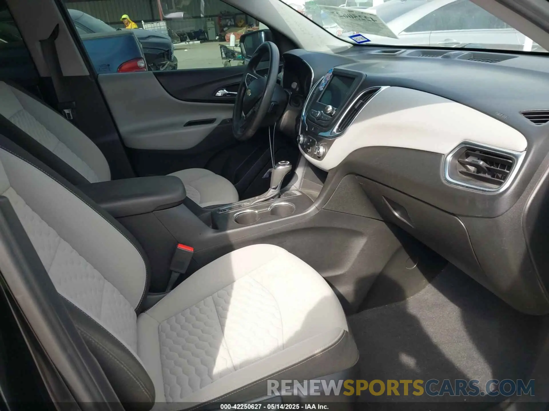 5 Photograph of a damaged car 2GNAXHEV9L6164580 CHEVROLET EQUINOX 2020