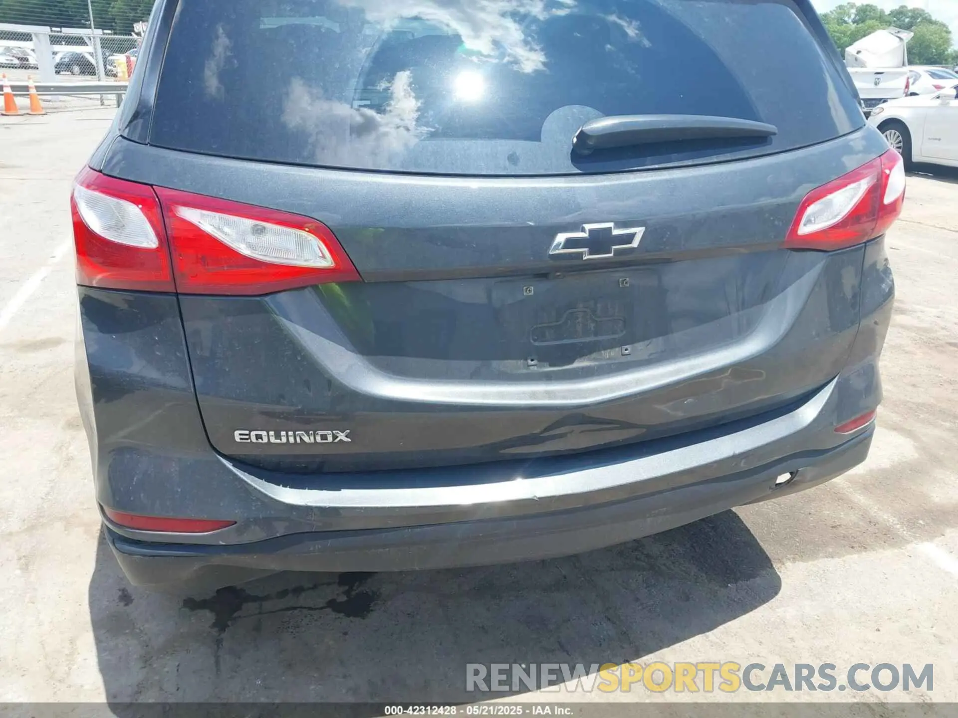 18 Photograph of a damaged car 2GNAXHEVXL6265465 CHEVROLET EQUINOX 2020