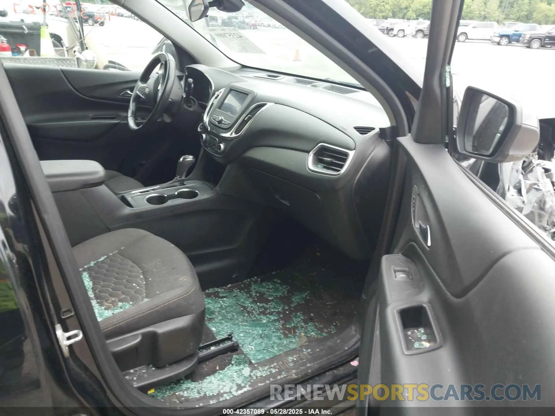 5 Photograph of a damaged car 2GNAXJEV0L6101729 CHEVROLET EQUINOX 2020