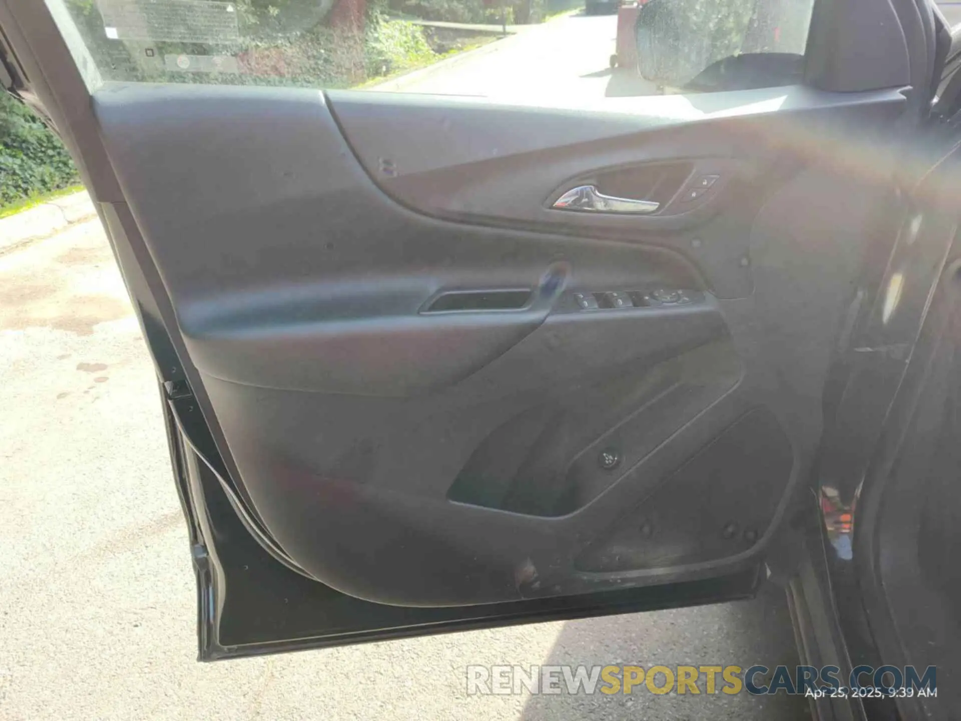 31 Photograph of a damaged car 2GNAXJEV0L6237892 CHEVROLET EQUINOX 2020