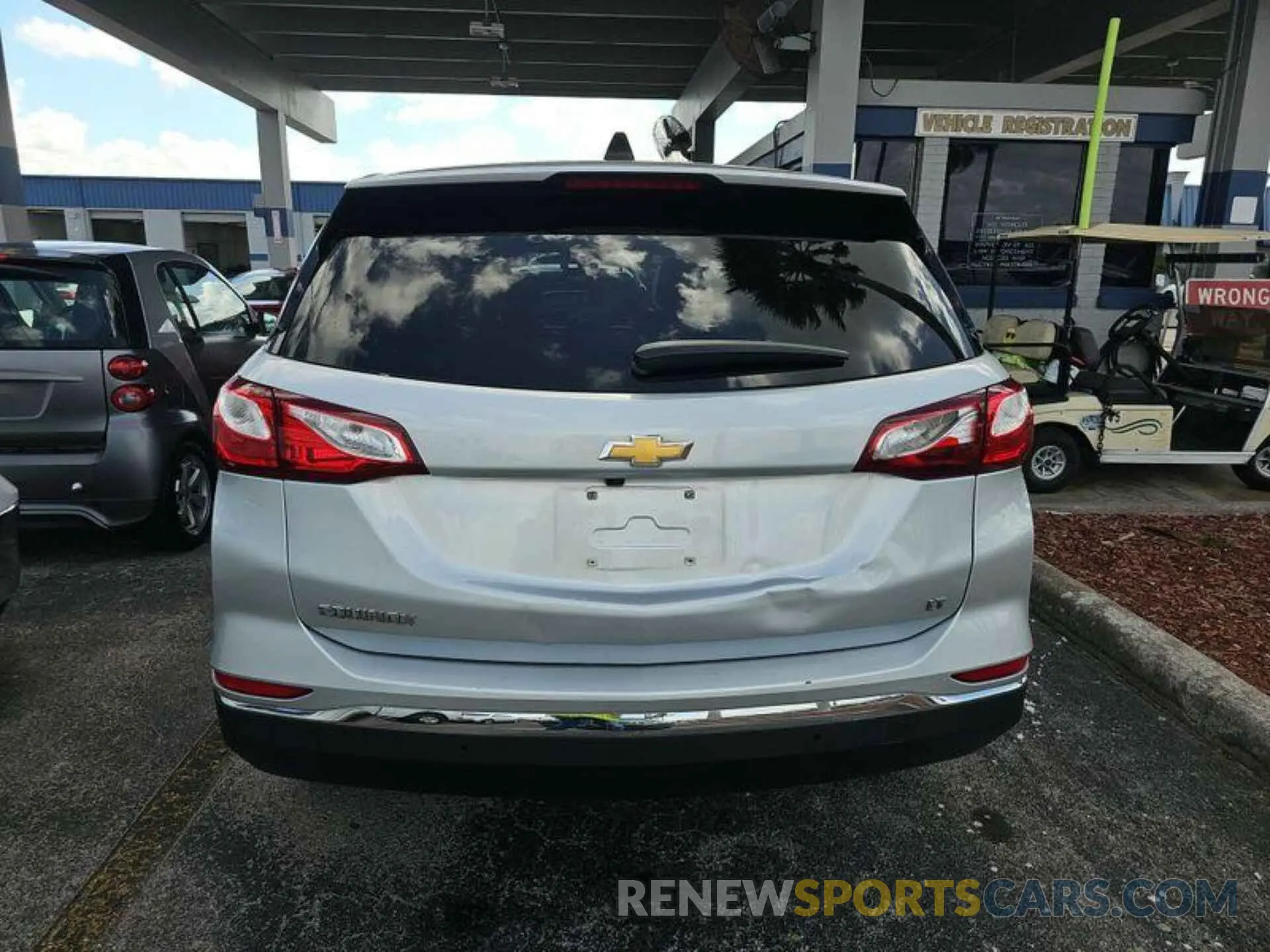 4 Photograph of a damaged car 2GNAXJEV0L6239187 CHEVROLET EQUINOX 2020