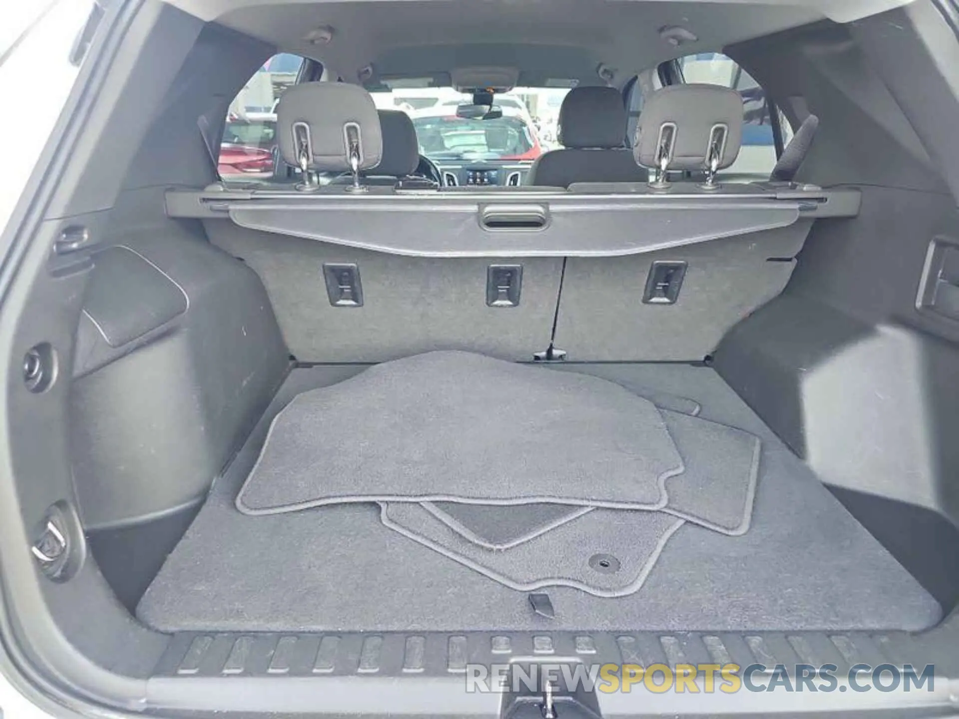 8 Photograph of a damaged car 2GNAXJEV0L6239187 CHEVROLET EQUINOX 2020