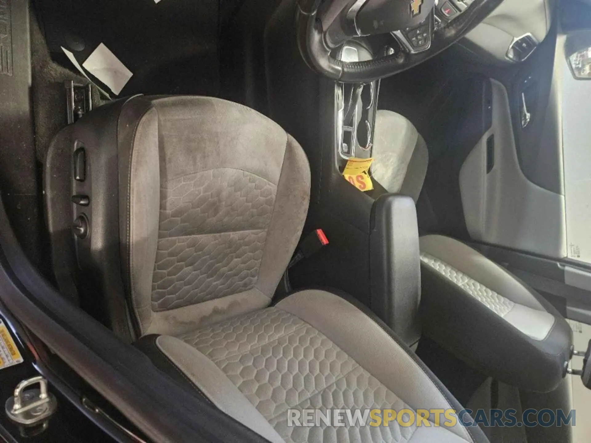 28 Photograph of a damaged car 2GNAXJEV0L6239447 CHEVROLET EQUINOX 2020