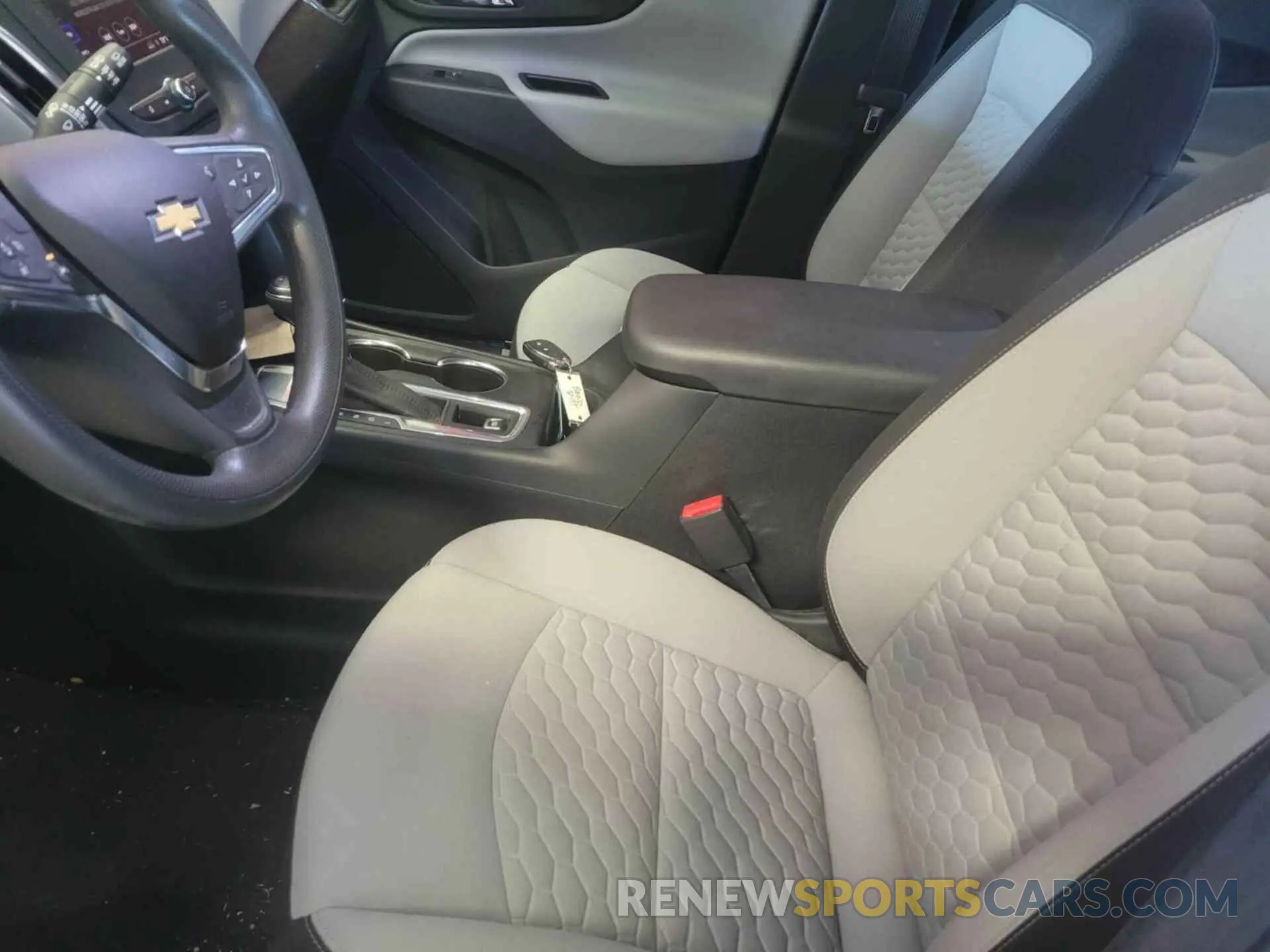18 Photograph of a damaged car 2GNAXJEV0L6261349 CHEVROLET EQUINOX 2020