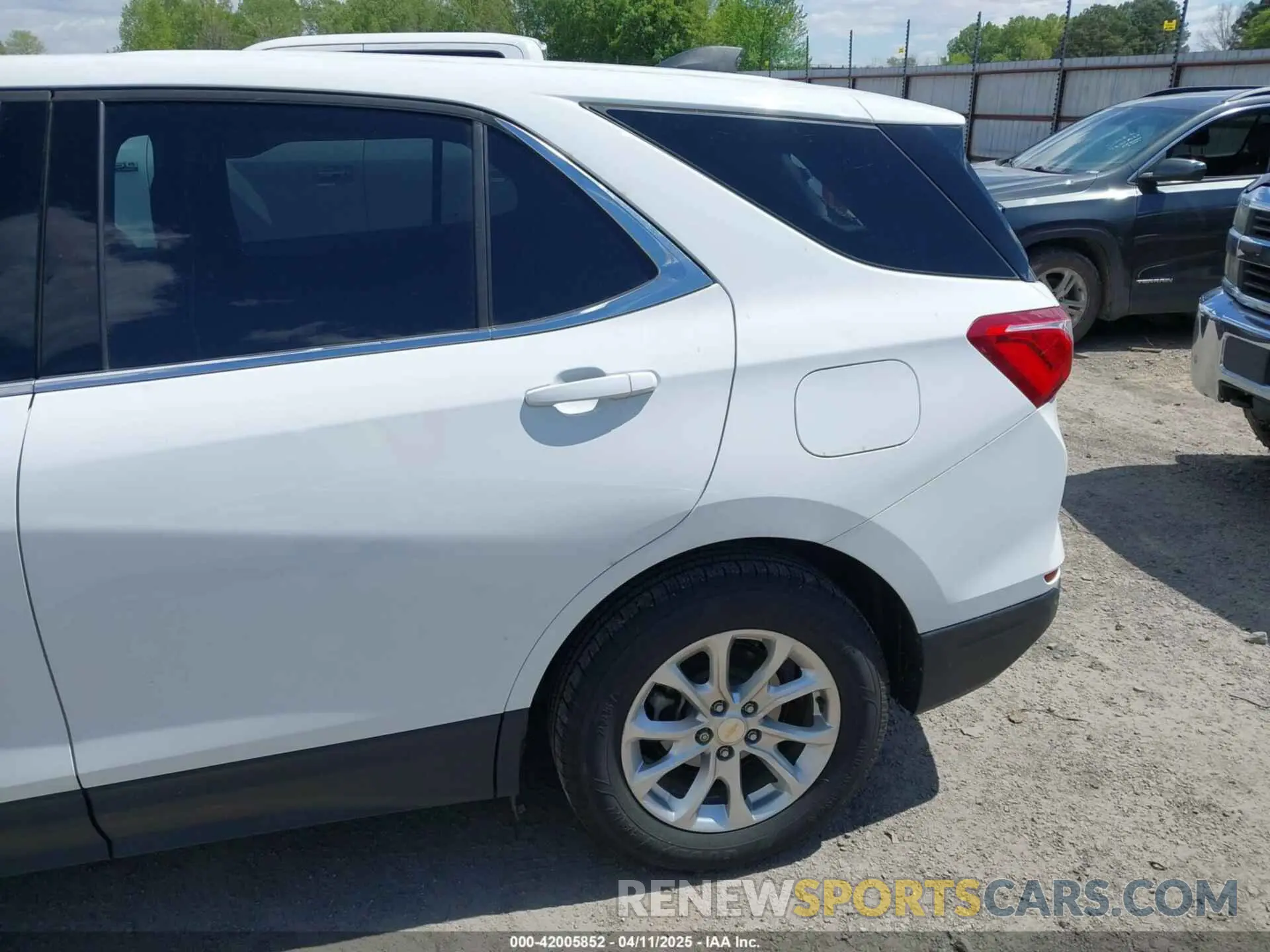 13 Photograph of a damaged car 2GNAXJEV1L6123142 CHEVROLET EQUINOX 2020