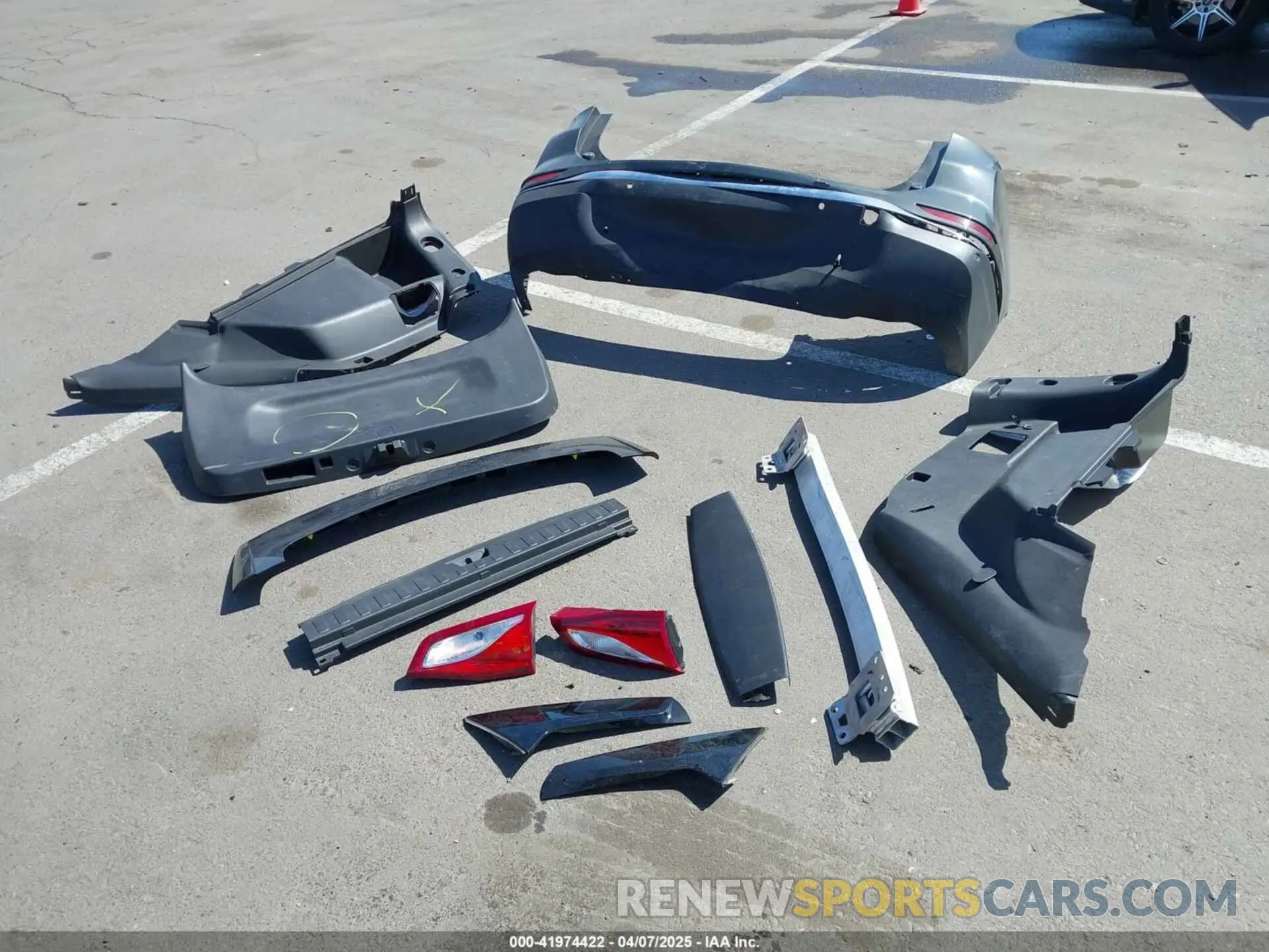 12 Photograph of a damaged car 2GNAXJEV2L6100100 CHEVROLET EQUINOX 2020