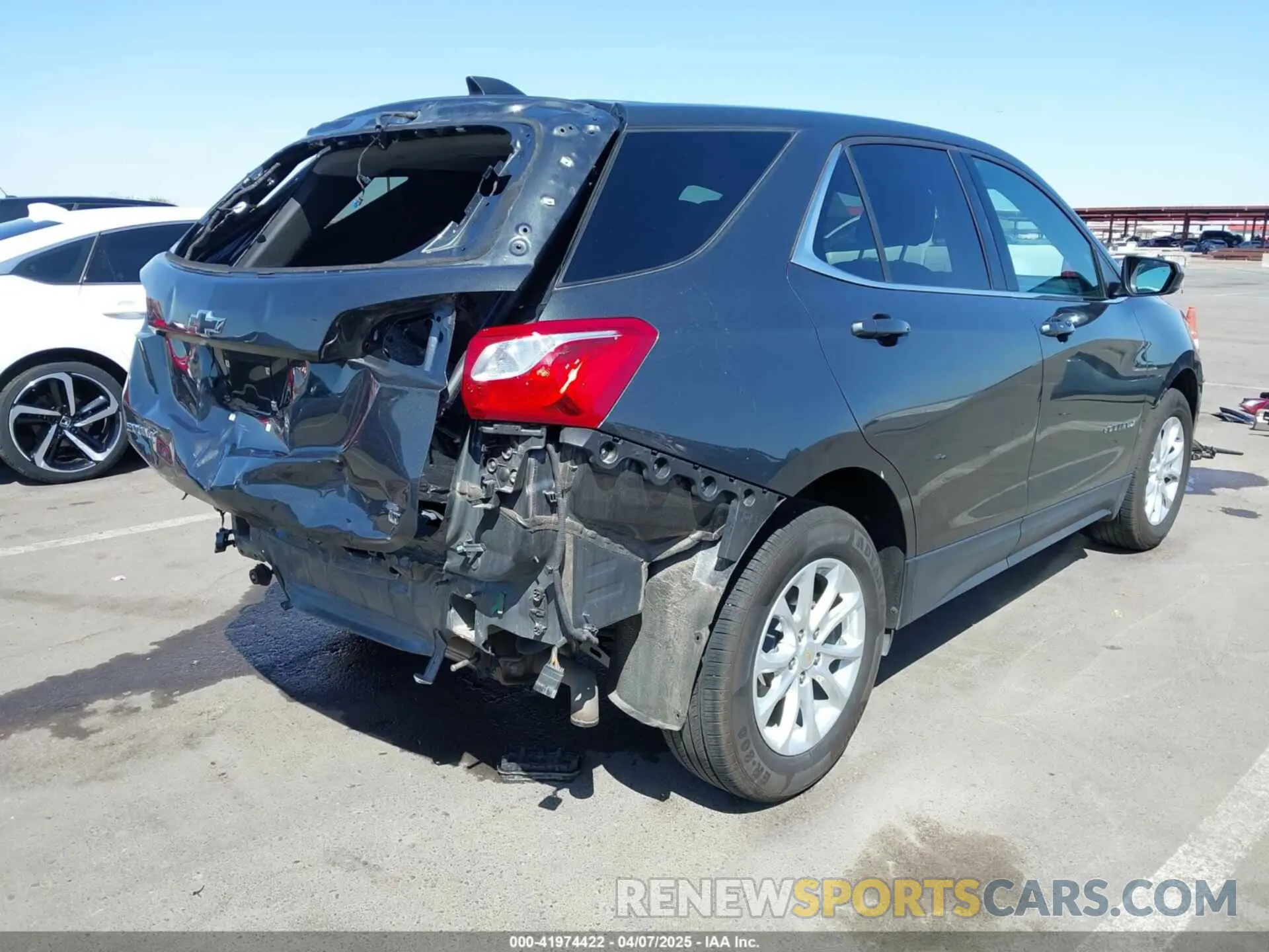 4 Photograph of a damaged car 2GNAXJEV2L6100100 CHEVROLET EQUINOX 2020