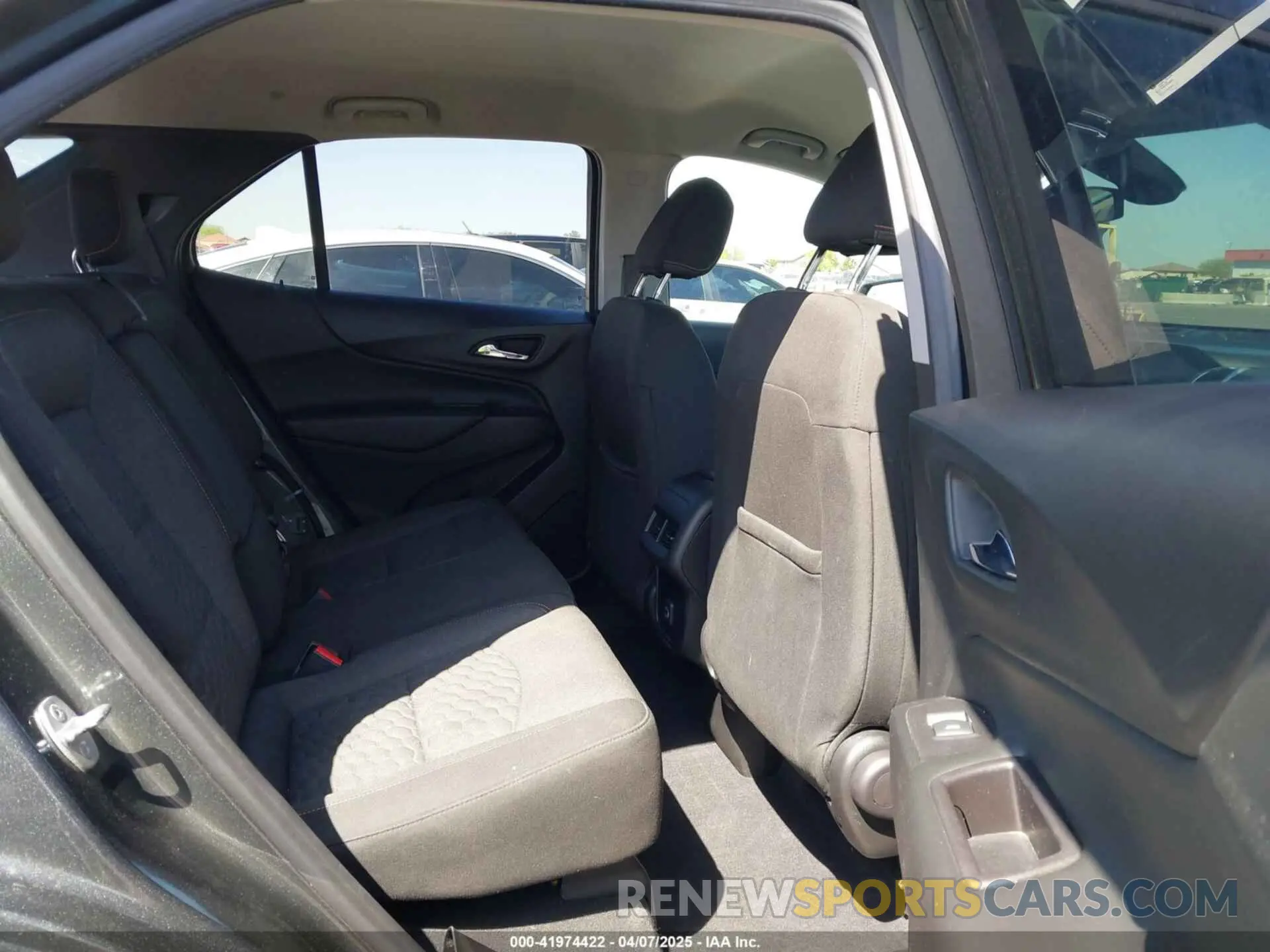 8 Photograph of a damaged car 2GNAXJEV2L6100100 CHEVROLET EQUINOX 2020