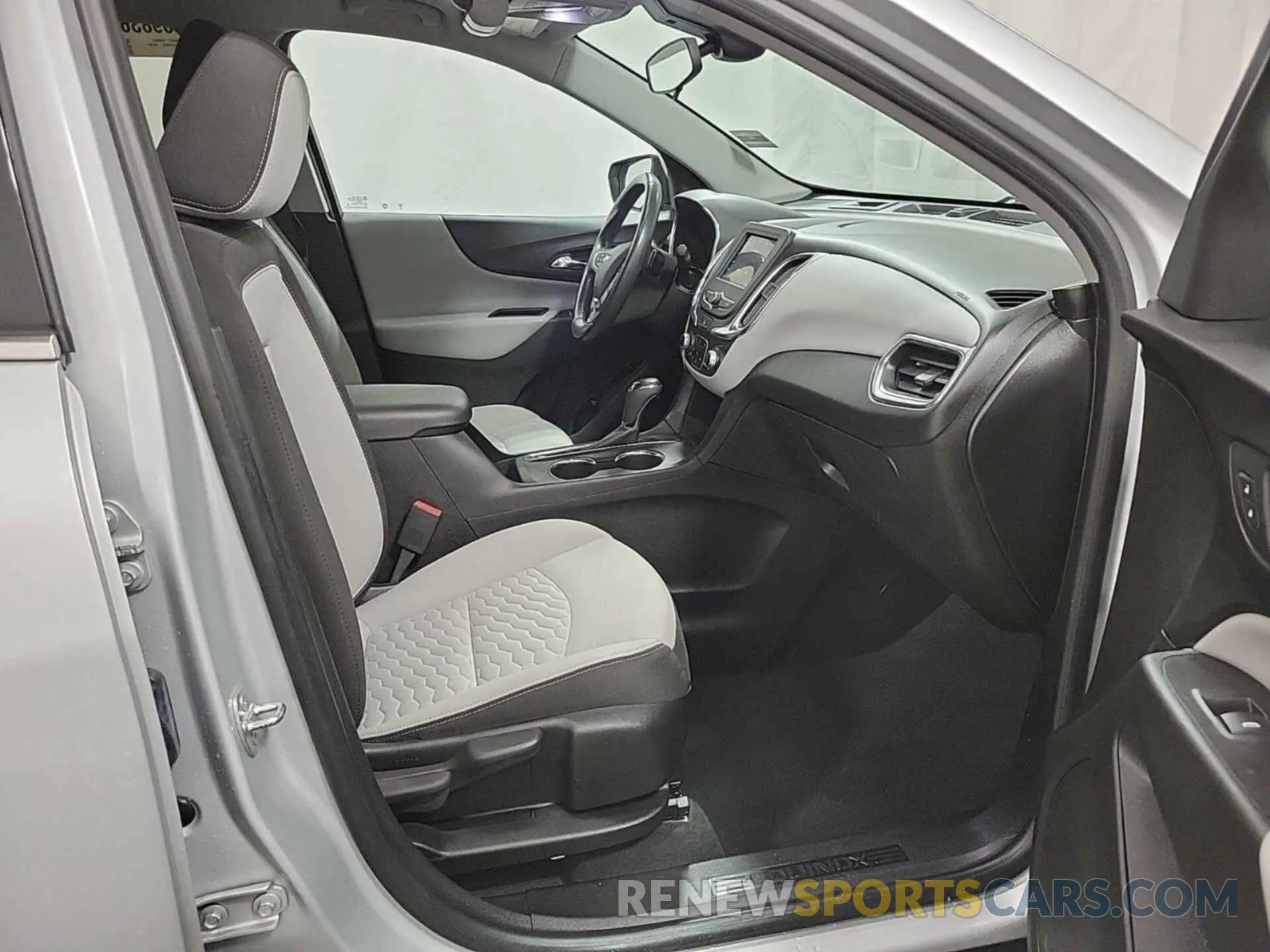 1 Photograph of a damaged car 2GNAXJEV2L6154805 CHEVROLET EQUINOX 2020