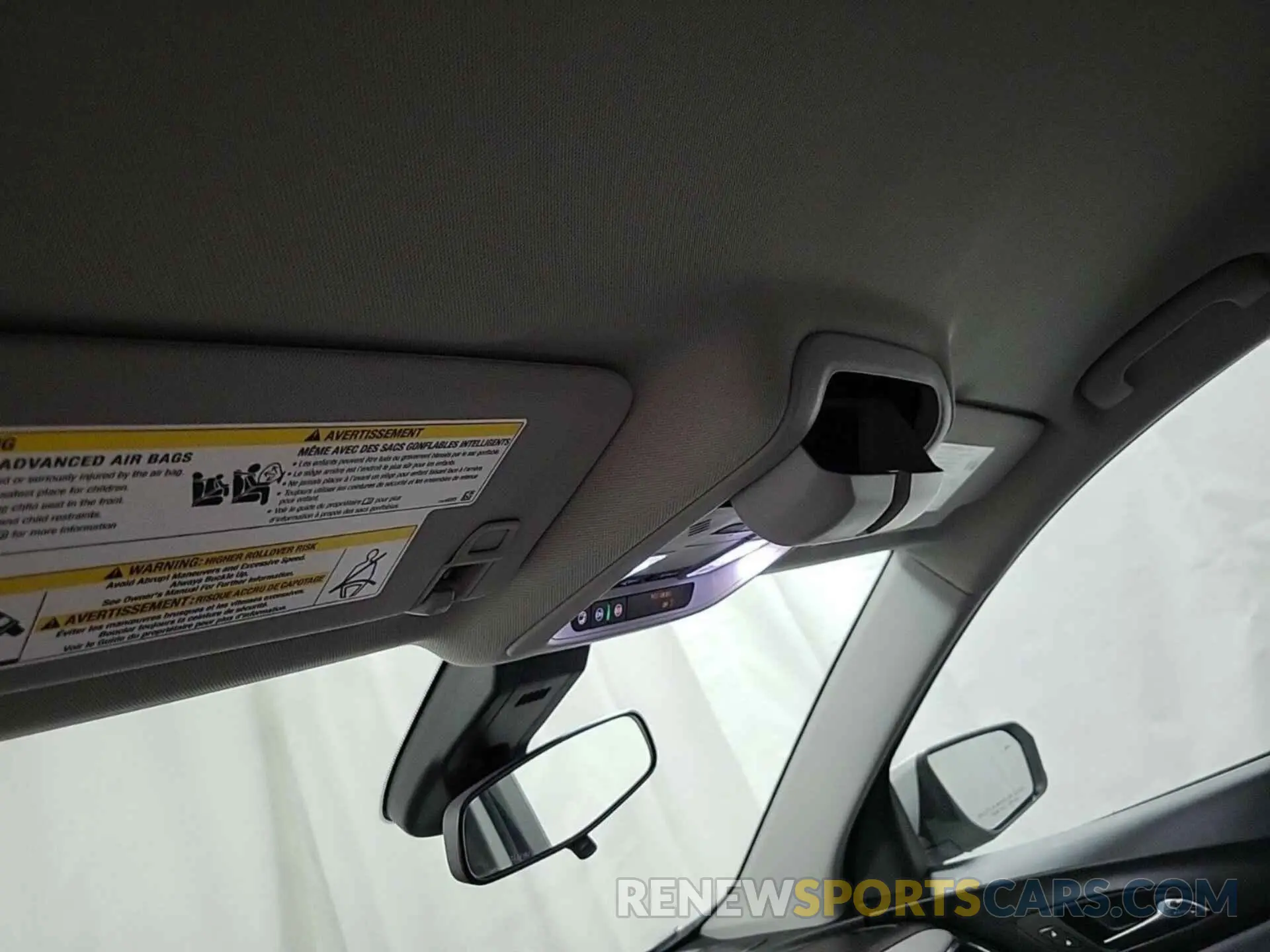 18 Photograph of a damaged car 2GNAXJEV2L6154805 CHEVROLET EQUINOX 2020