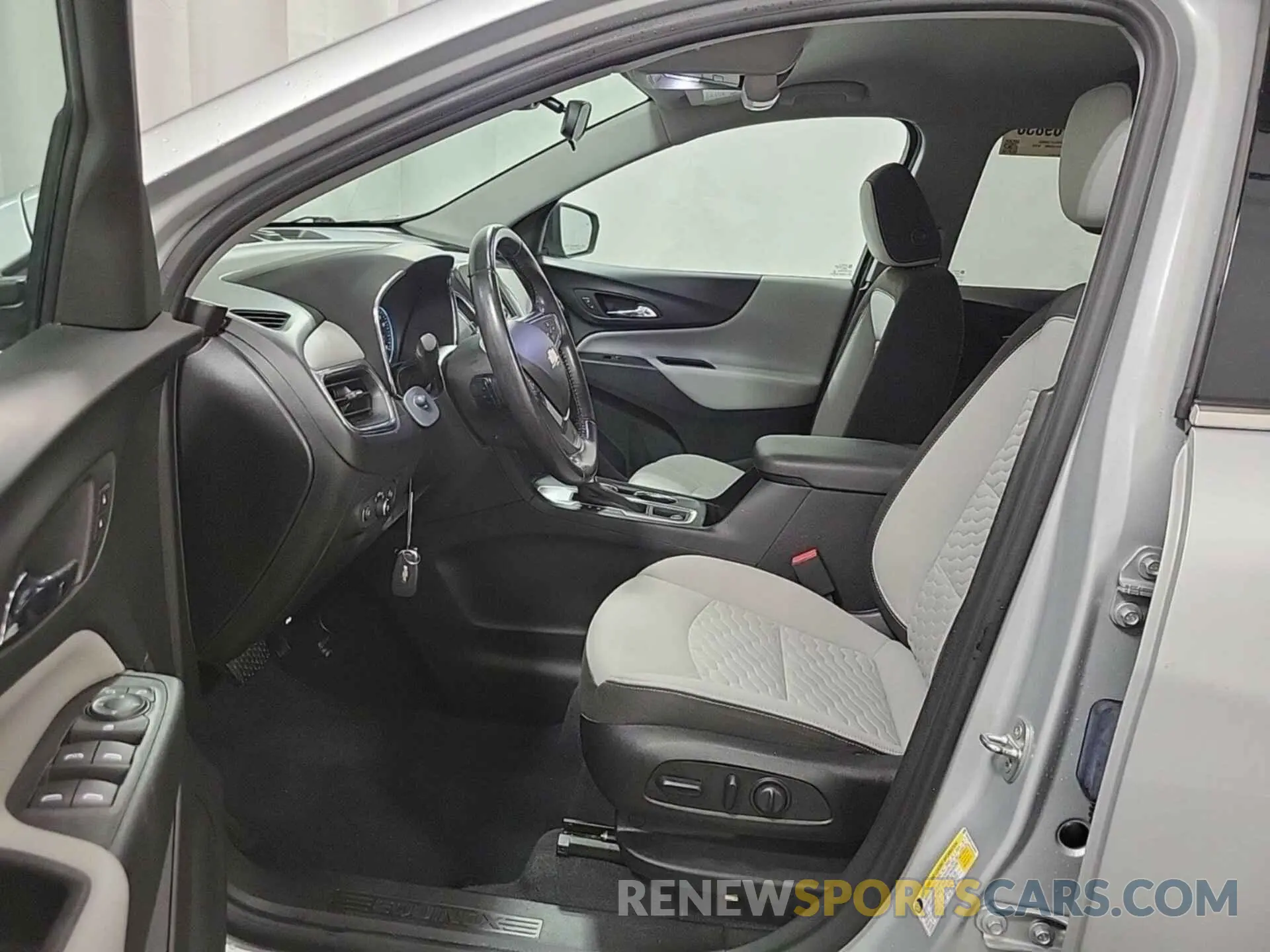 30 Photograph of a damaged car 2GNAXJEV2L6154805 CHEVROLET EQUINOX 2020