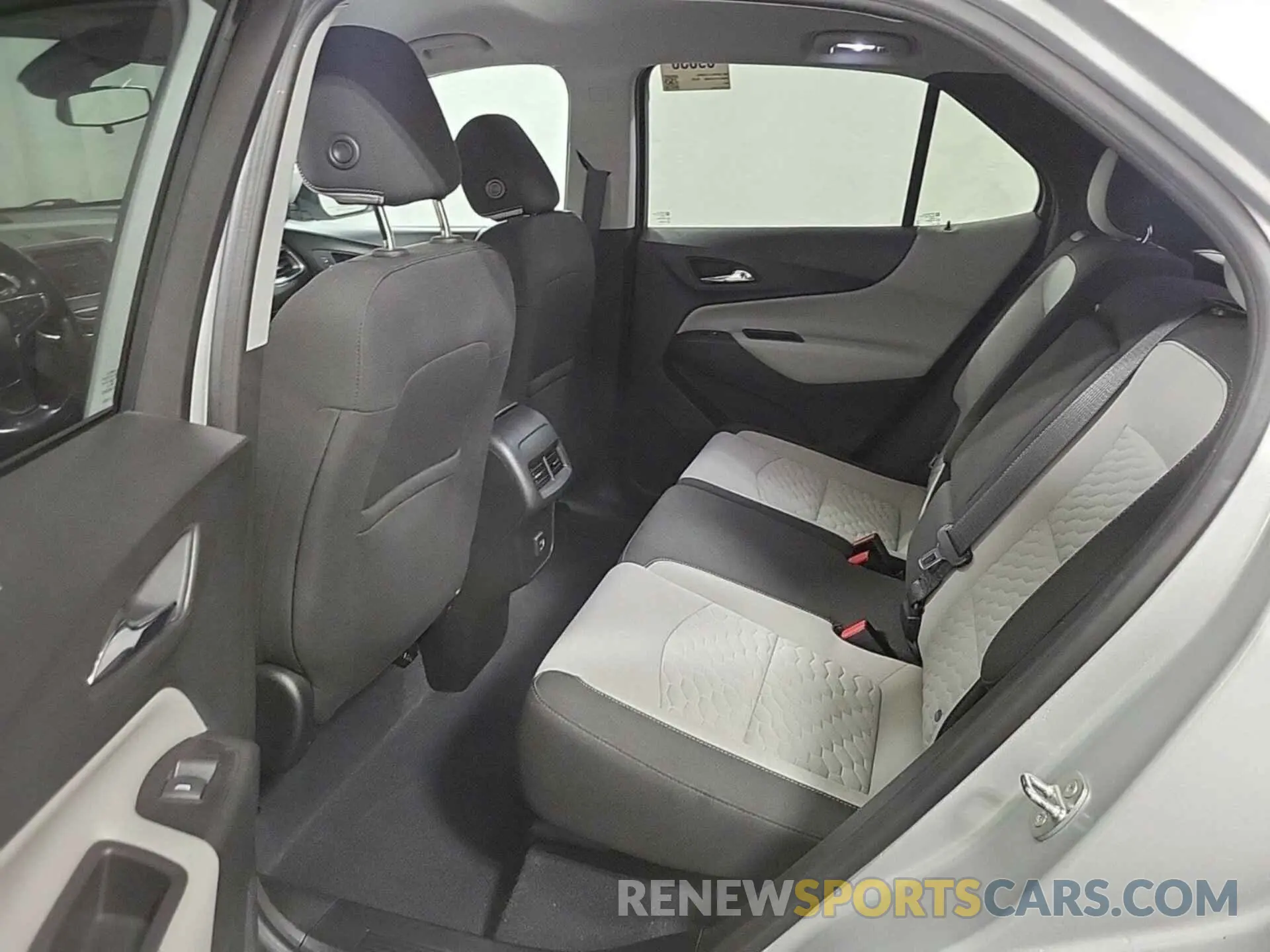 5 Photograph of a damaged car 2GNAXJEV2L6154805 CHEVROLET EQUINOX 2020