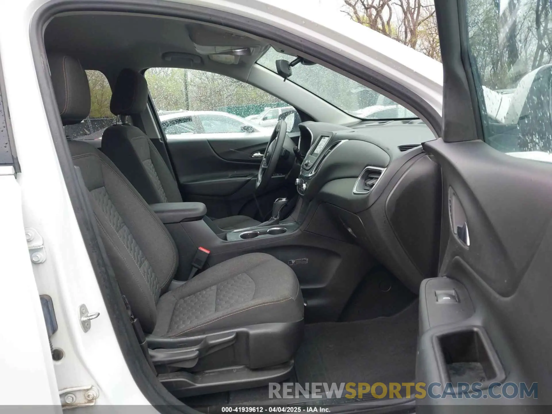 5 Photograph of a damaged car 2GNAXJEV2L6163939 CHEVROLET EQUINOX 2020