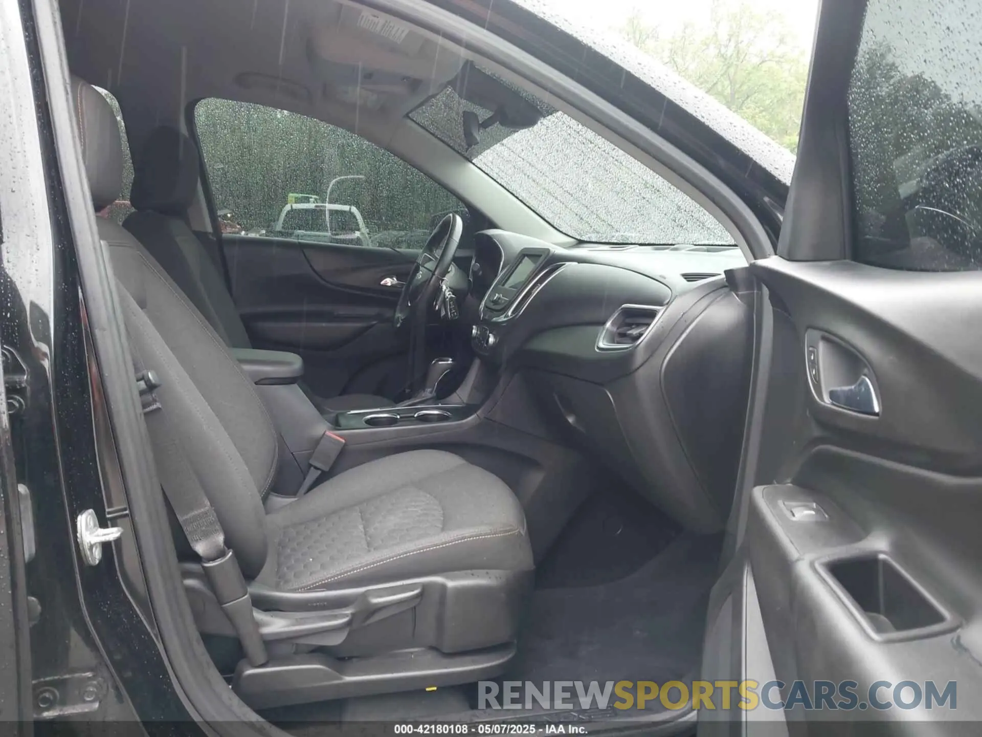 5 Photograph of a damaged car 2GNAXJEV2L6168333 CHEVROLET EQUINOX 2020