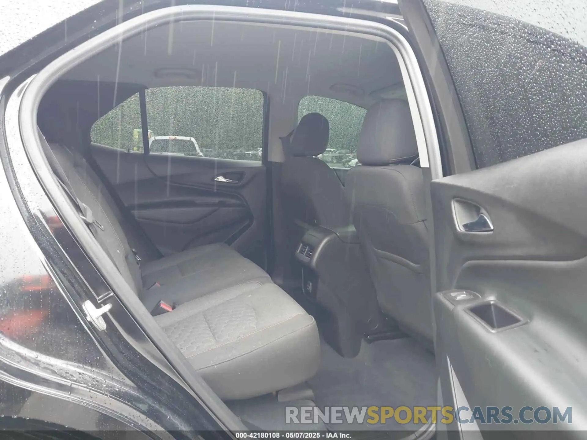 8 Photograph of a damaged car 2GNAXJEV2L6168333 CHEVROLET EQUINOX 2020