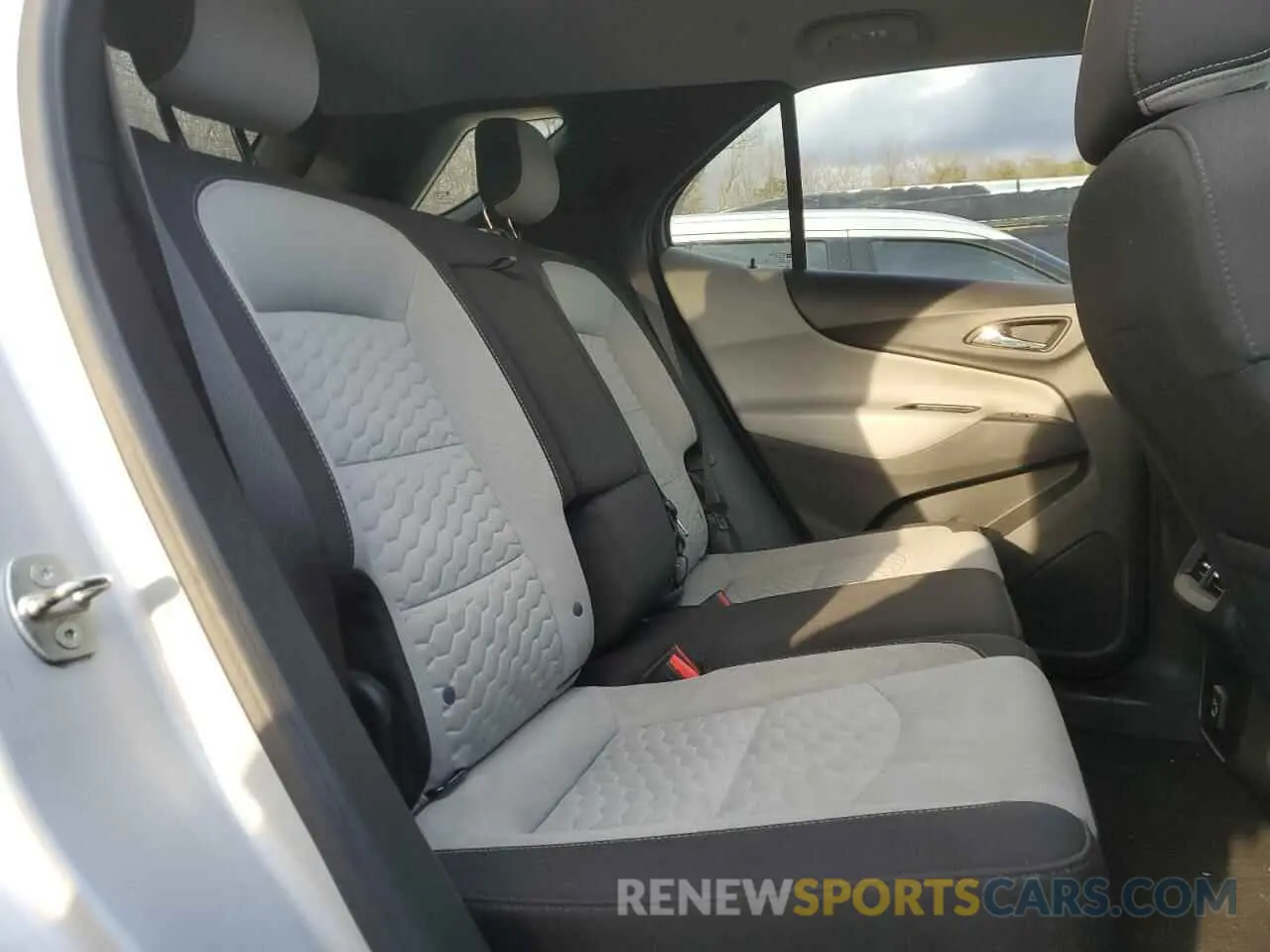 11 Photograph of a damaged car 2GNAXJEV2L6176853 CHEVROLET EQUINOX 2020
