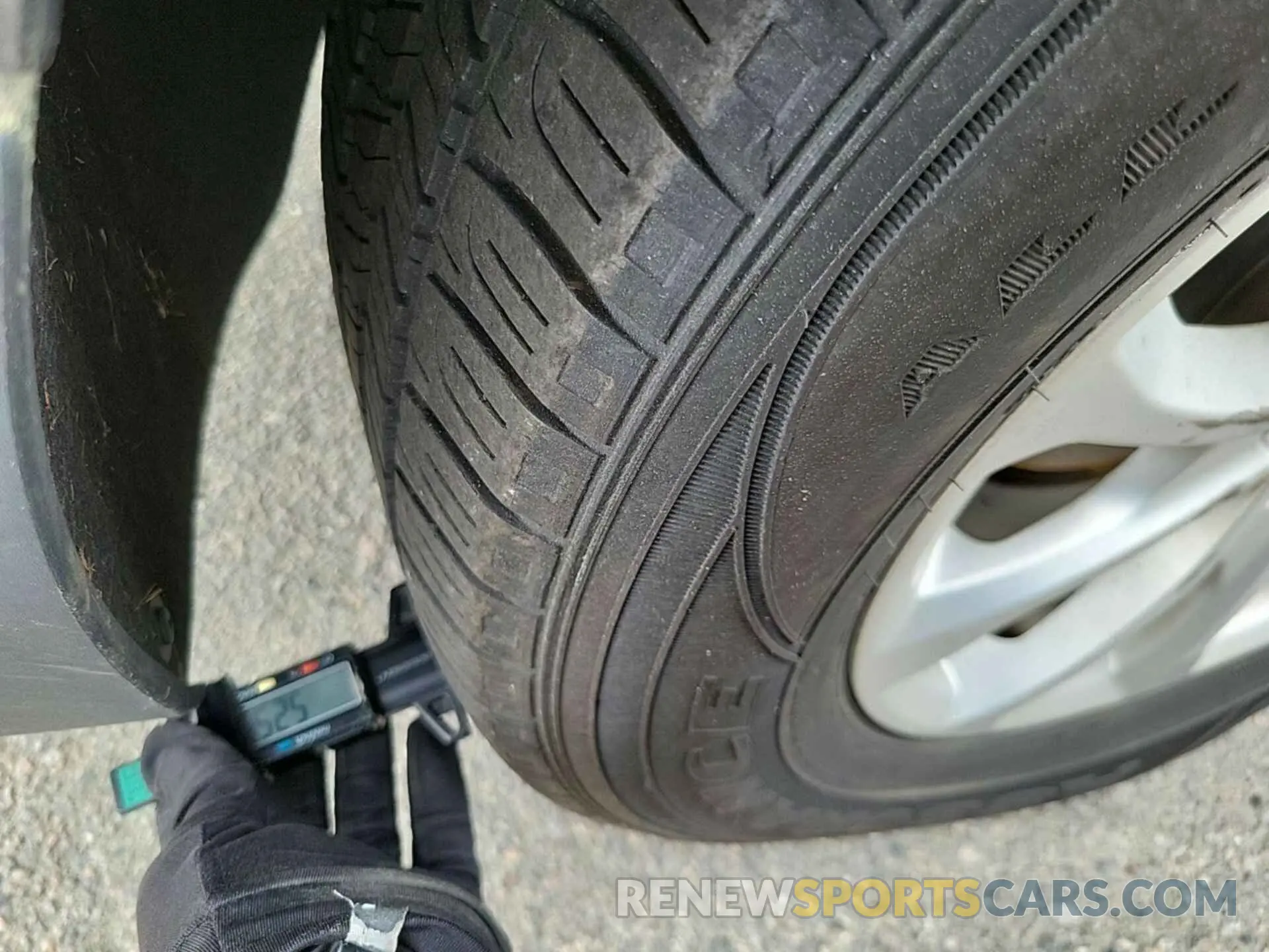 24 Photograph of a damaged car 2GNAXJEV2L6179980 CHEVROLET EQUINOX 2020