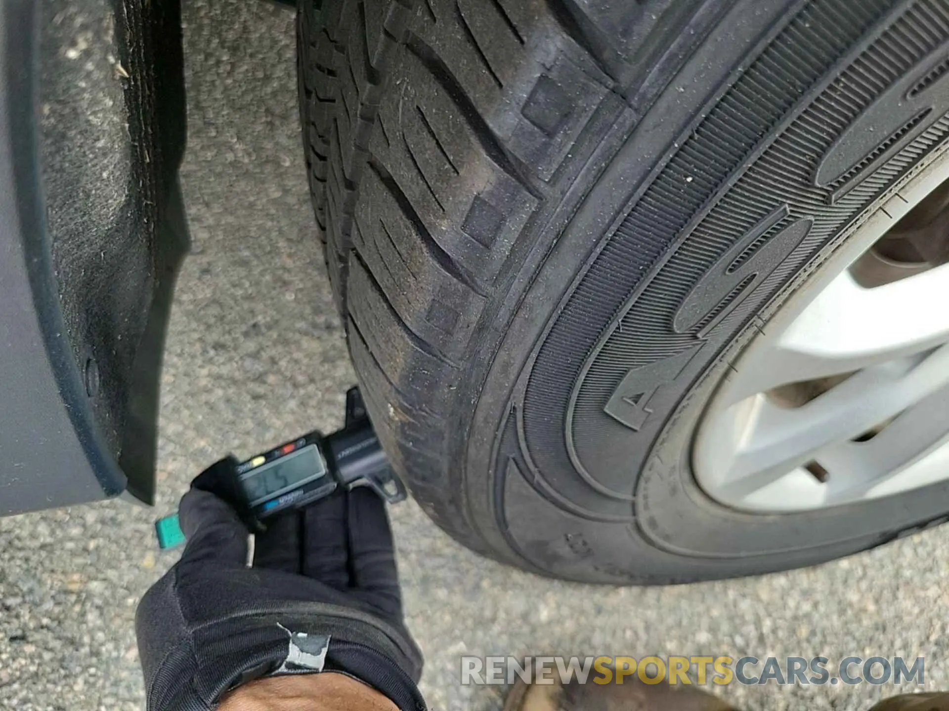 29 Photograph of a damaged car 2GNAXJEV2L6179980 CHEVROLET EQUINOX 2020