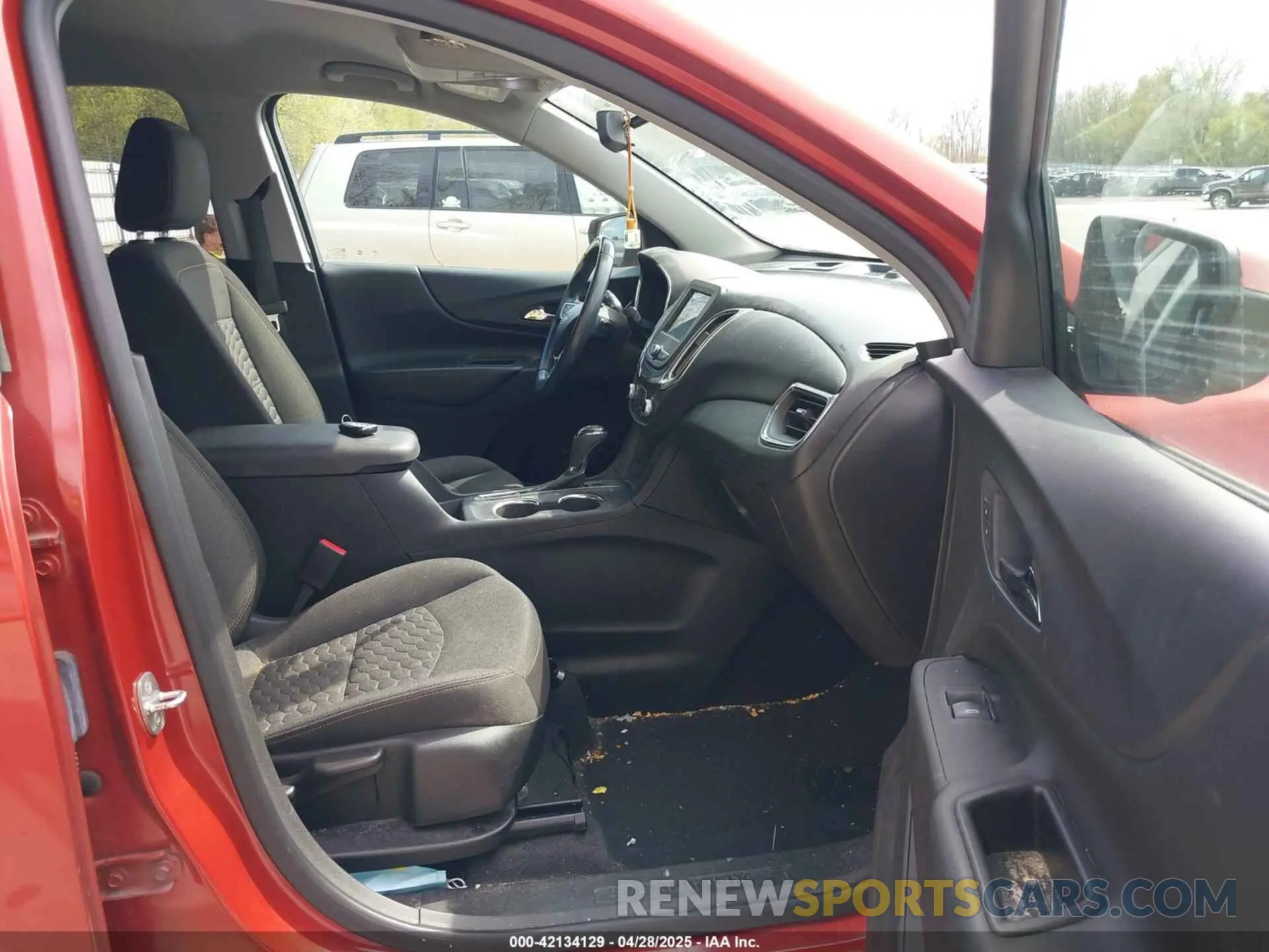 5 Photograph of a damaged car 2GNAXJEV2L6224318 CHEVROLET EQUINOX 2020