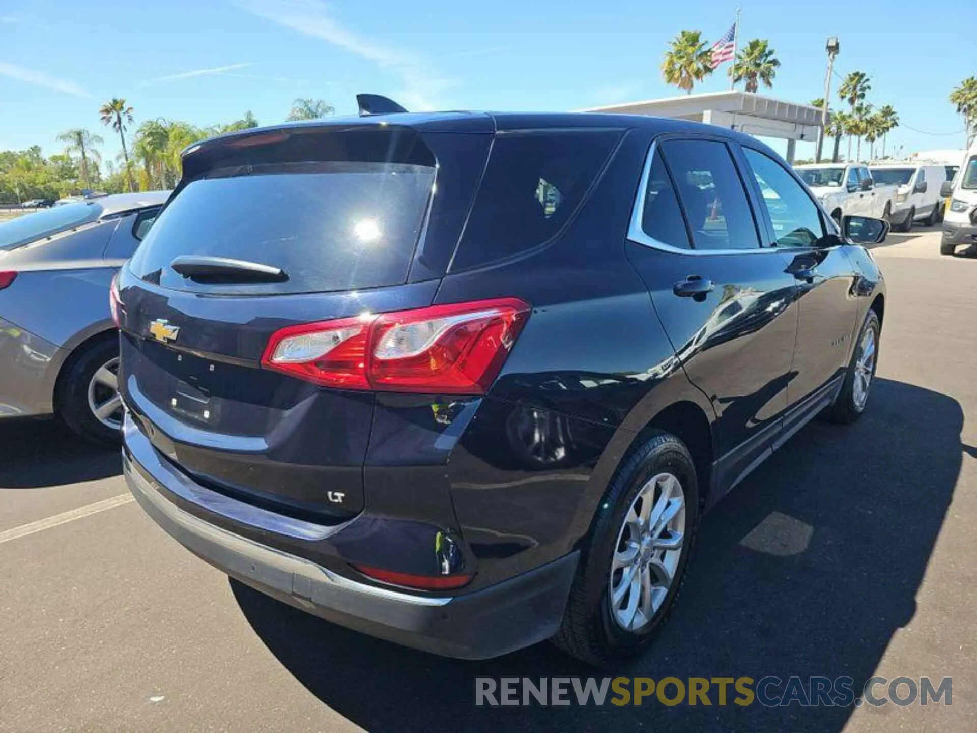 18 Photograph of a damaged car 2GNAXJEV2L6233018 CHEVROLET EQUINOX 2020