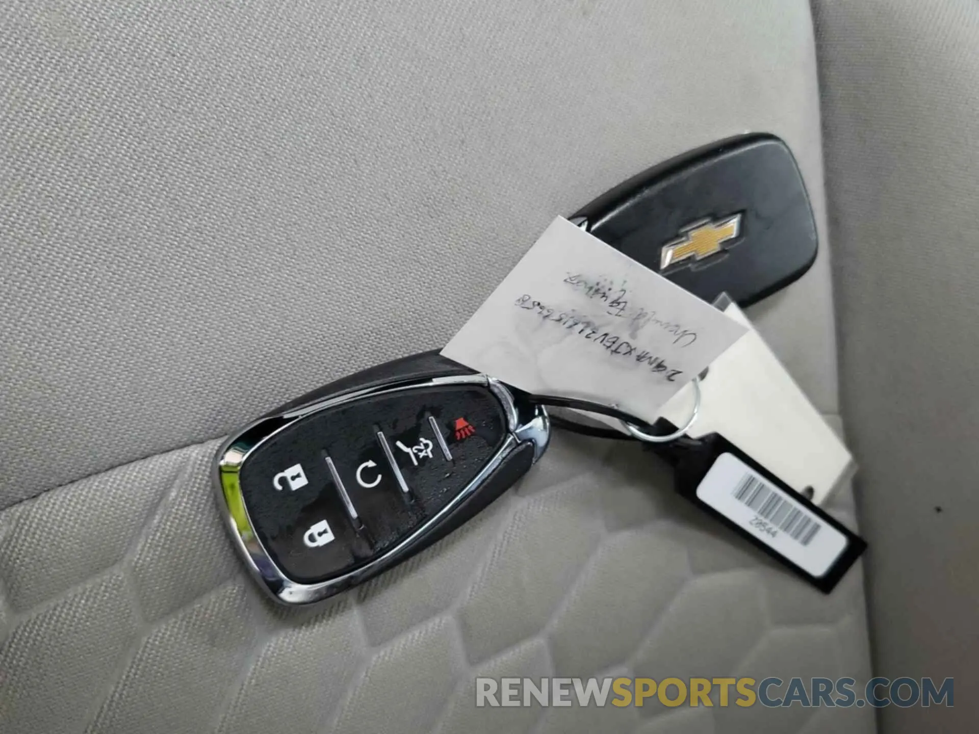 18 Photograph of a damaged car 2GNAXJEV3L6156658 CHEVROLET EQUINOX 2020
