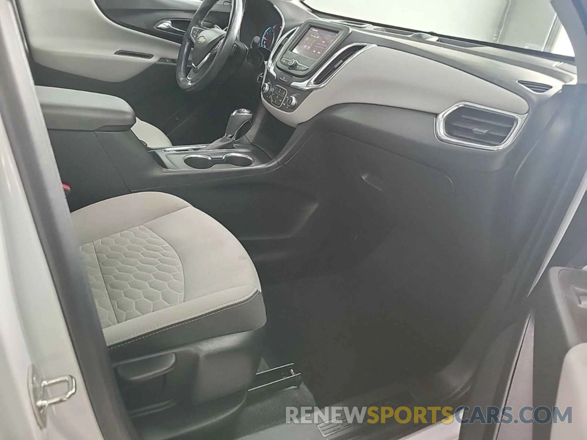 19 Photograph of a damaged car 2GNAXJEV3L6156658 CHEVROLET EQUINOX 2020