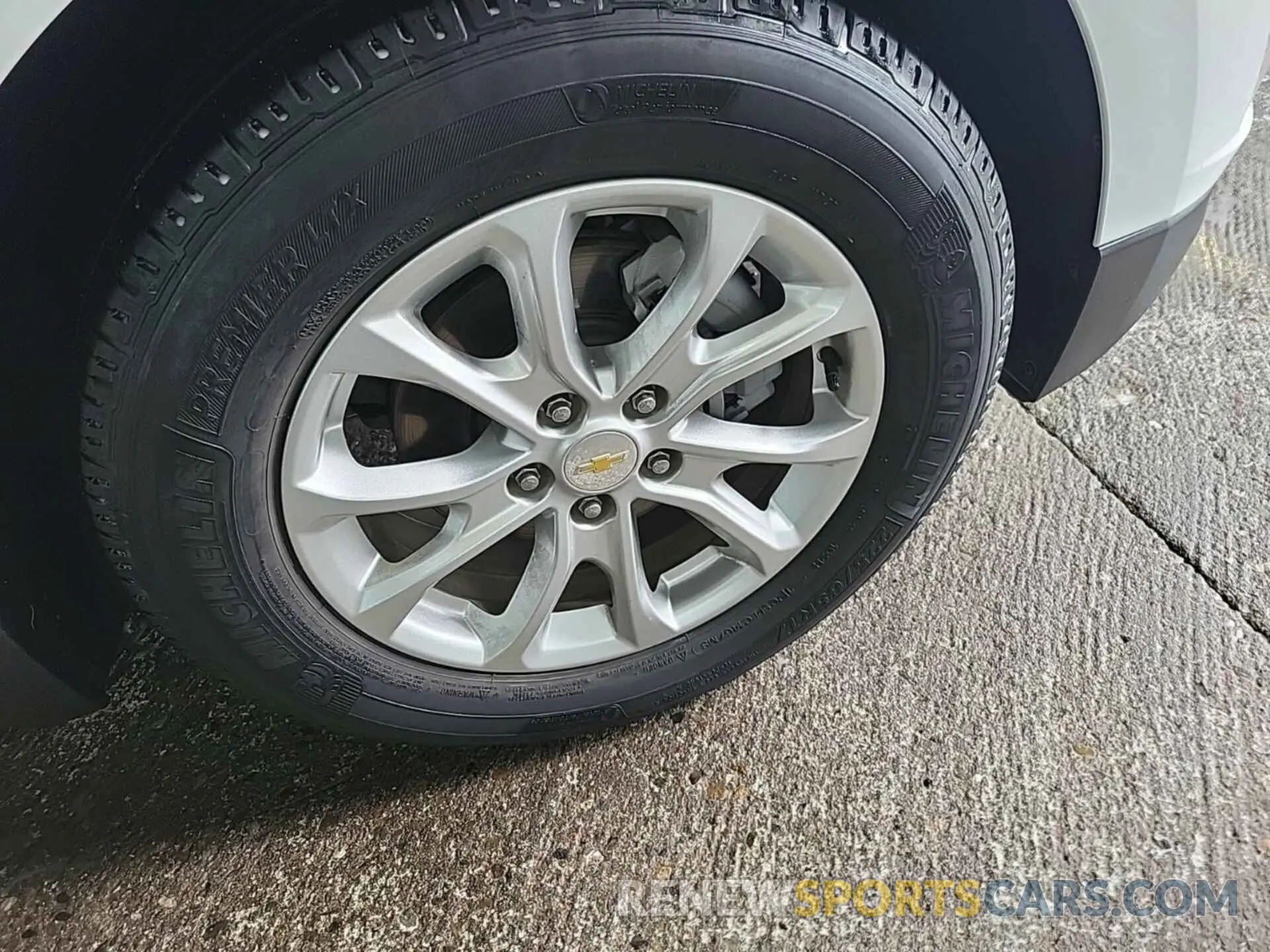24 Photograph of a damaged car 2GNAXJEV3L6156658 CHEVROLET EQUINOX 2020