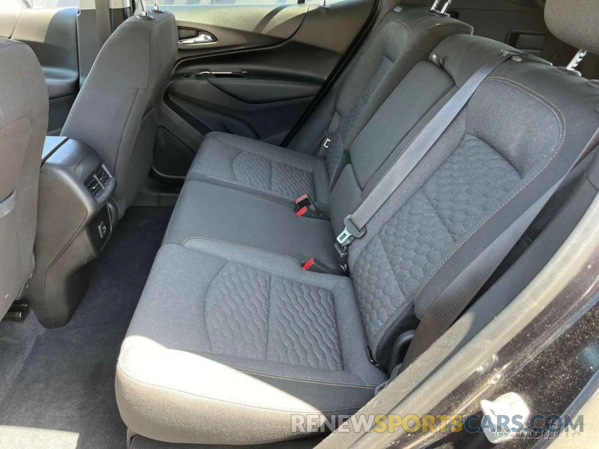 6 Photograph of a damaged car 2GNAXJEV3L6241189 CHEVROLET EQUINOX 2020