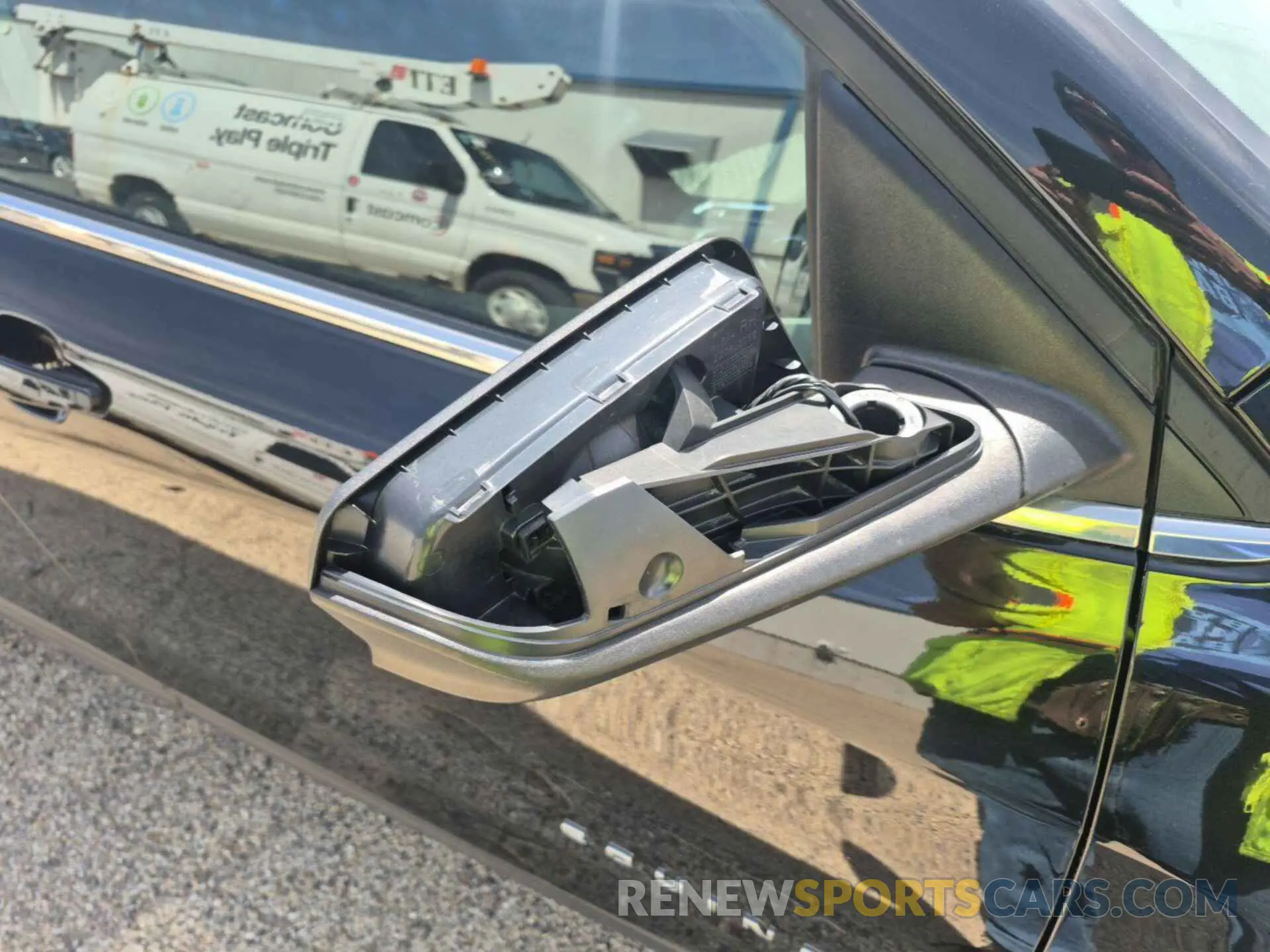 12 Photograph of a damaged car 2GNAXJEV3L6242424 CHEVROLET EQUINOX 2020
