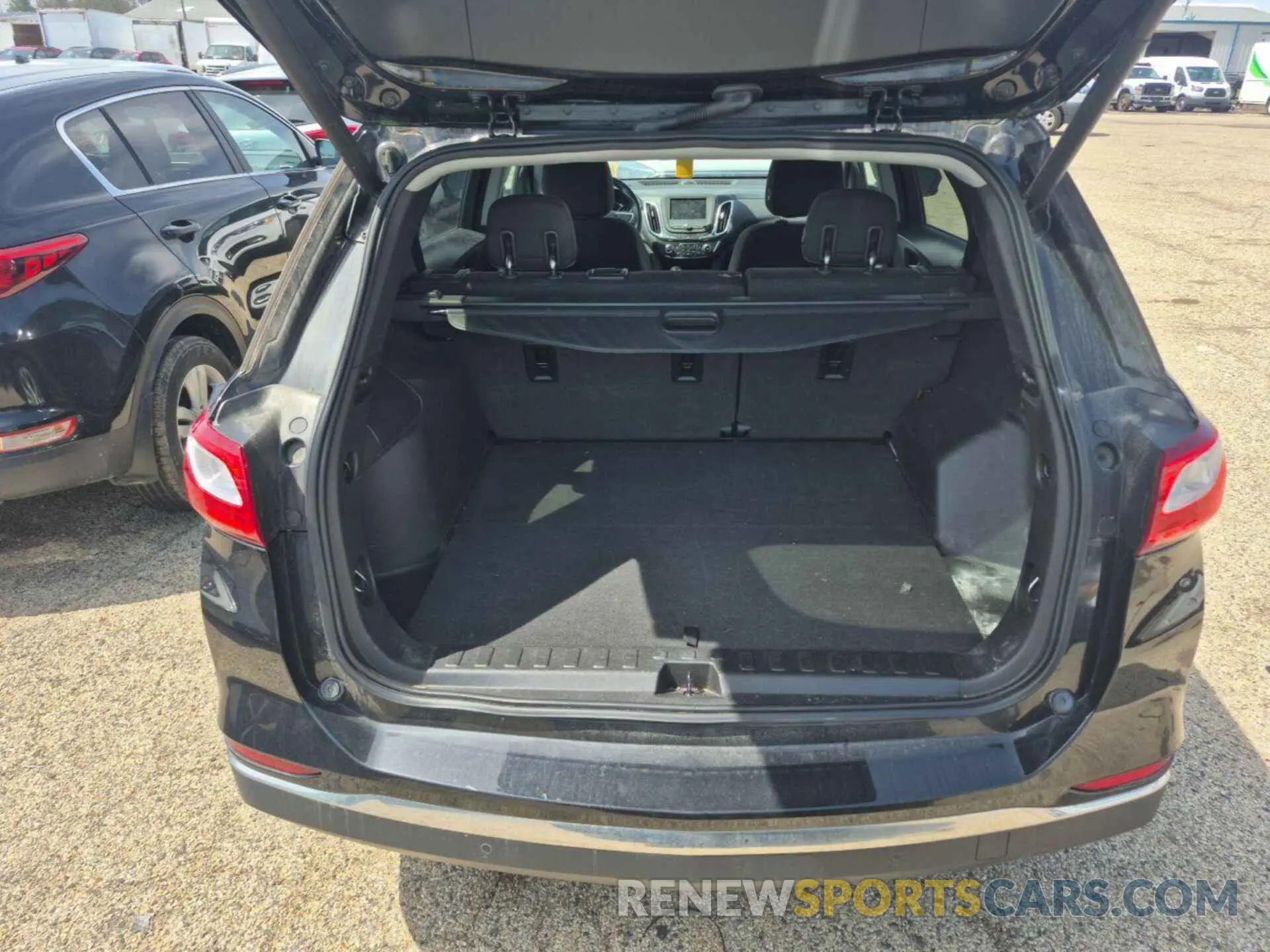 18 Photograph of a damaged car 2GNAXJEV3L6242424 CHEVROLET EQUINOX 2020
