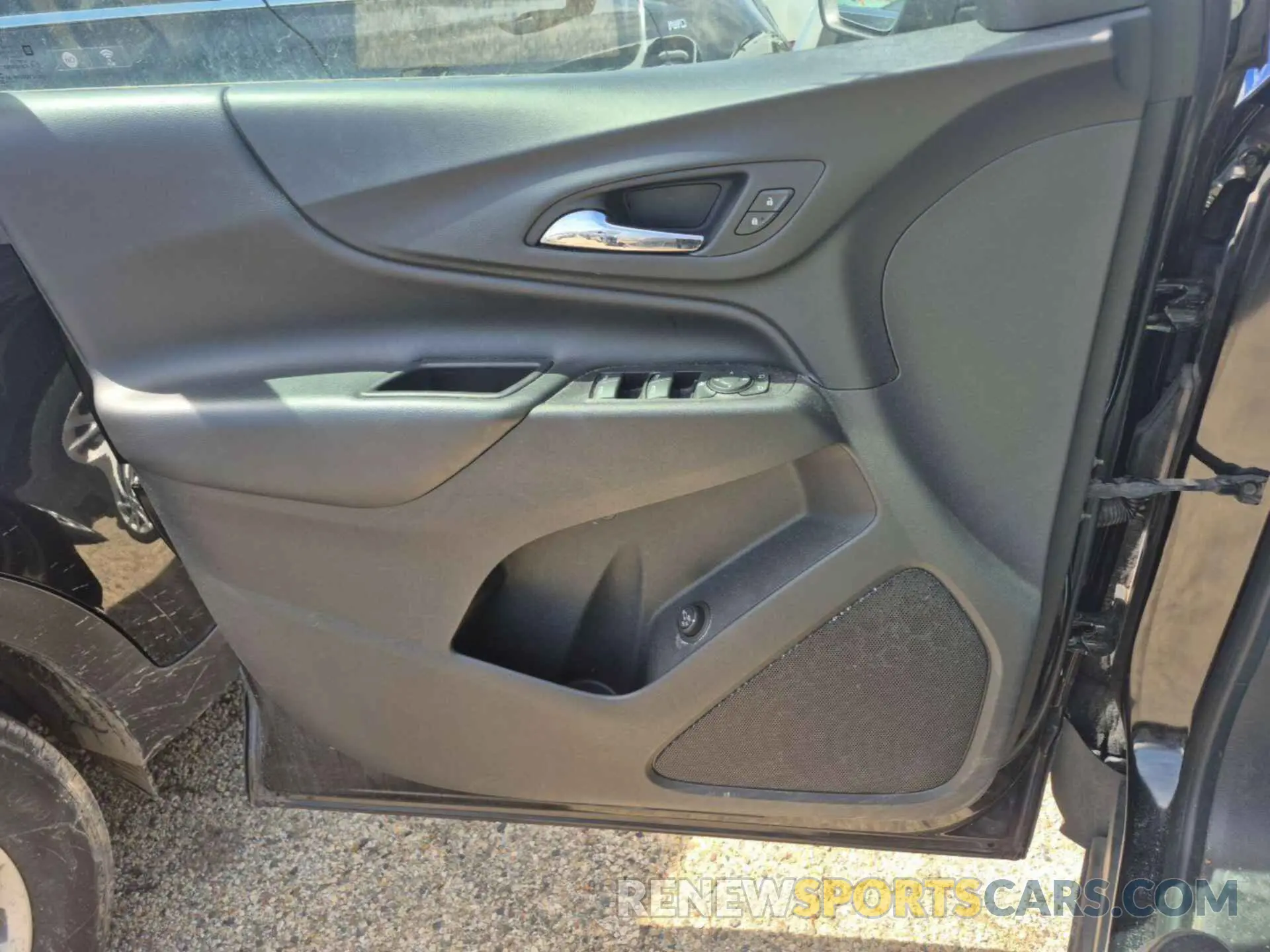 4 Photograph of a damaged car 2GNAXJEV3L6242424 CHEVROLET EQUINOX 2020