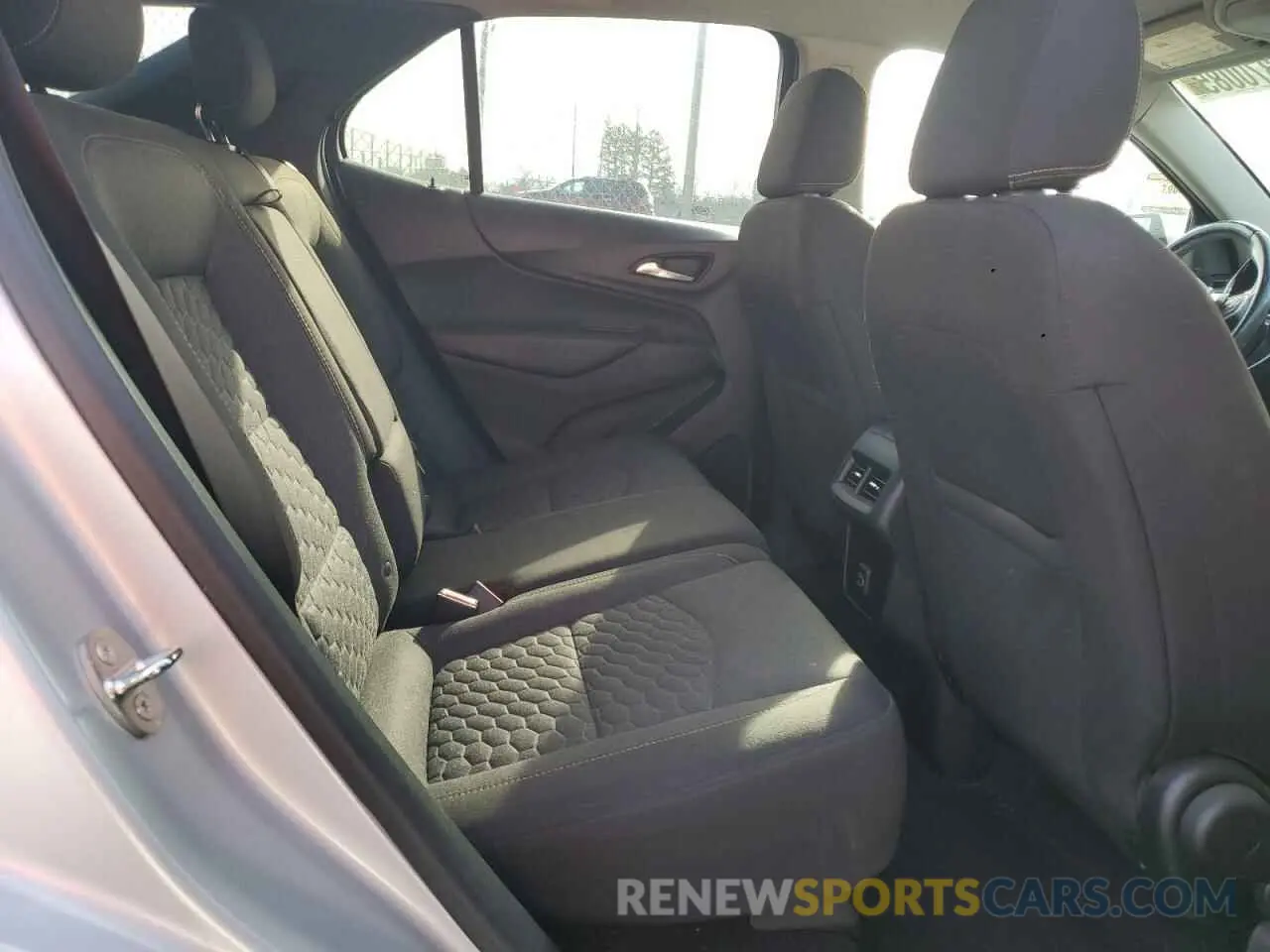 10 Photograph of a damaged car 2GNAXJEV4L6227589 CHEVROLET EQUINOX 2020