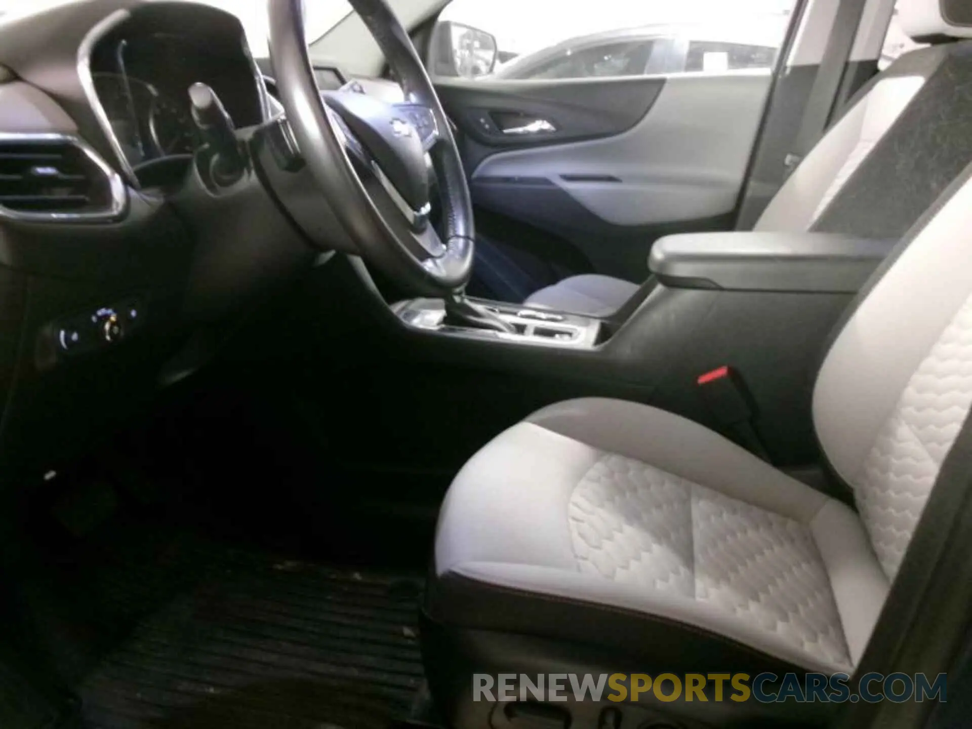18 Photograph of a damaged car 2GNAXJEV4L6233196 CHEVROLET EQUINOX 2020