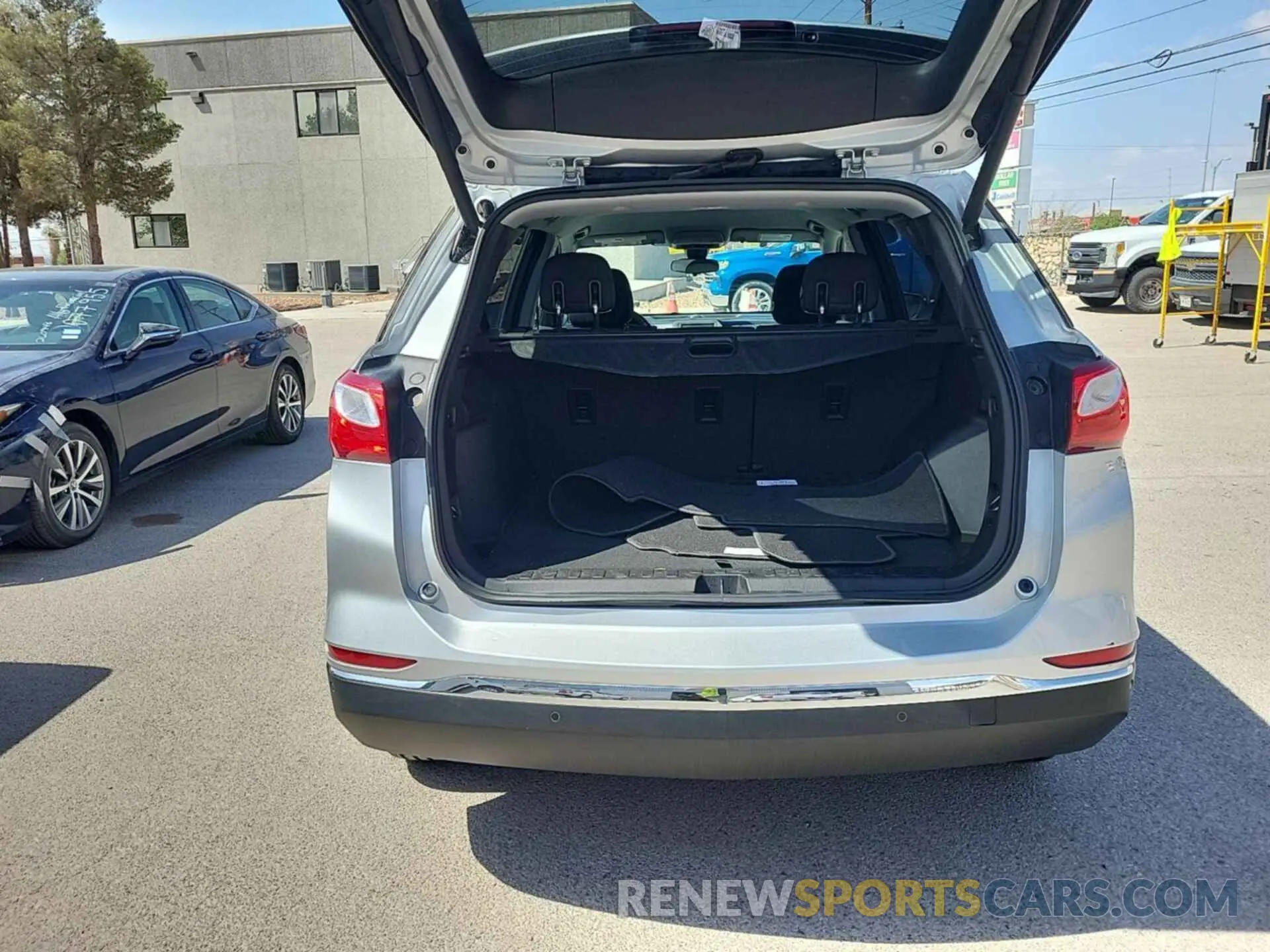 29 Photograph of a damaged car 2GNAXJEV5L6232297 CHEVROLET EQUINOX 2020