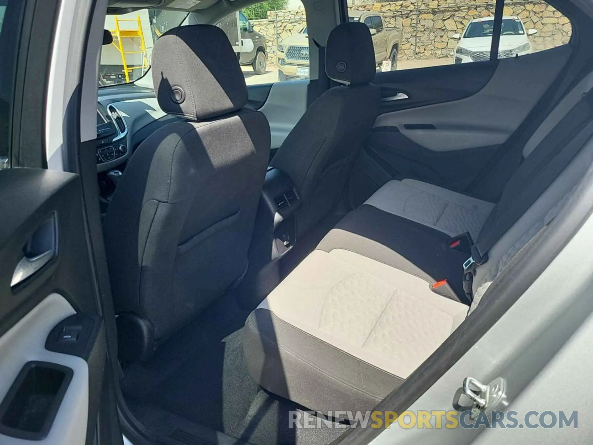 4 Photograph of a damaged car 2GNAXJEV5L6232297 CHEVROLET EQUINOX 2020